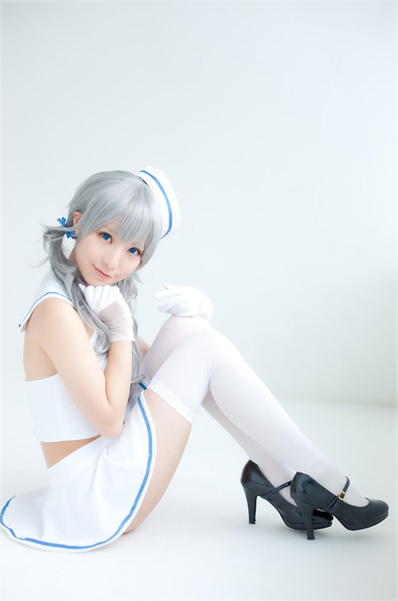 あぷ坐在地上，右手撑着下巴，侧面