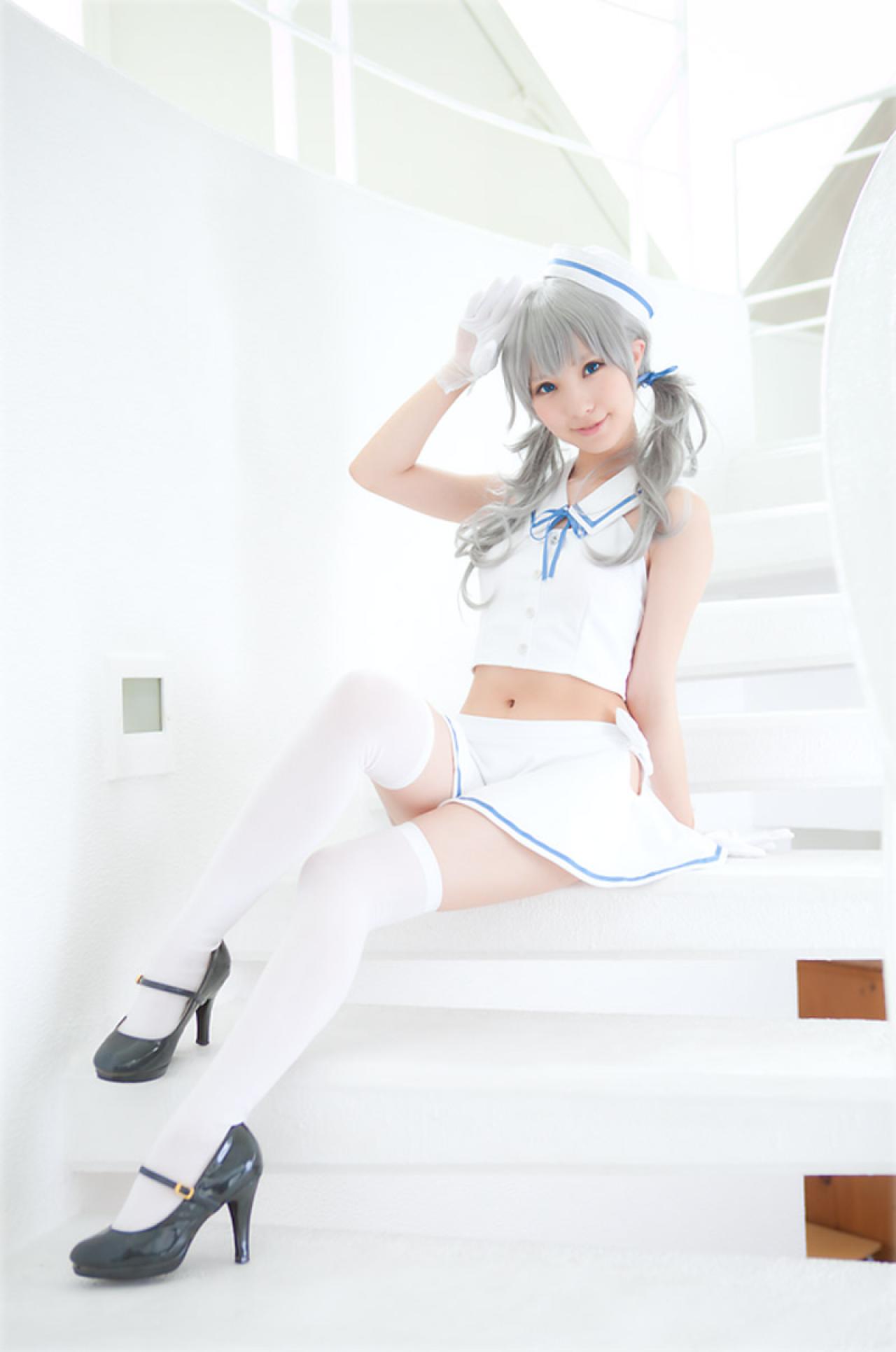 あぷ坐在台阶上 3/4侧面