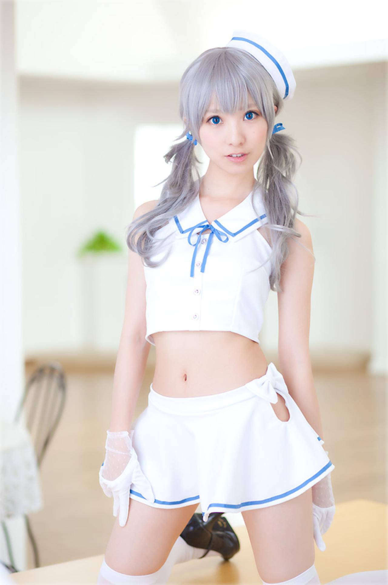 あぷ跪坐在桌子上 正面