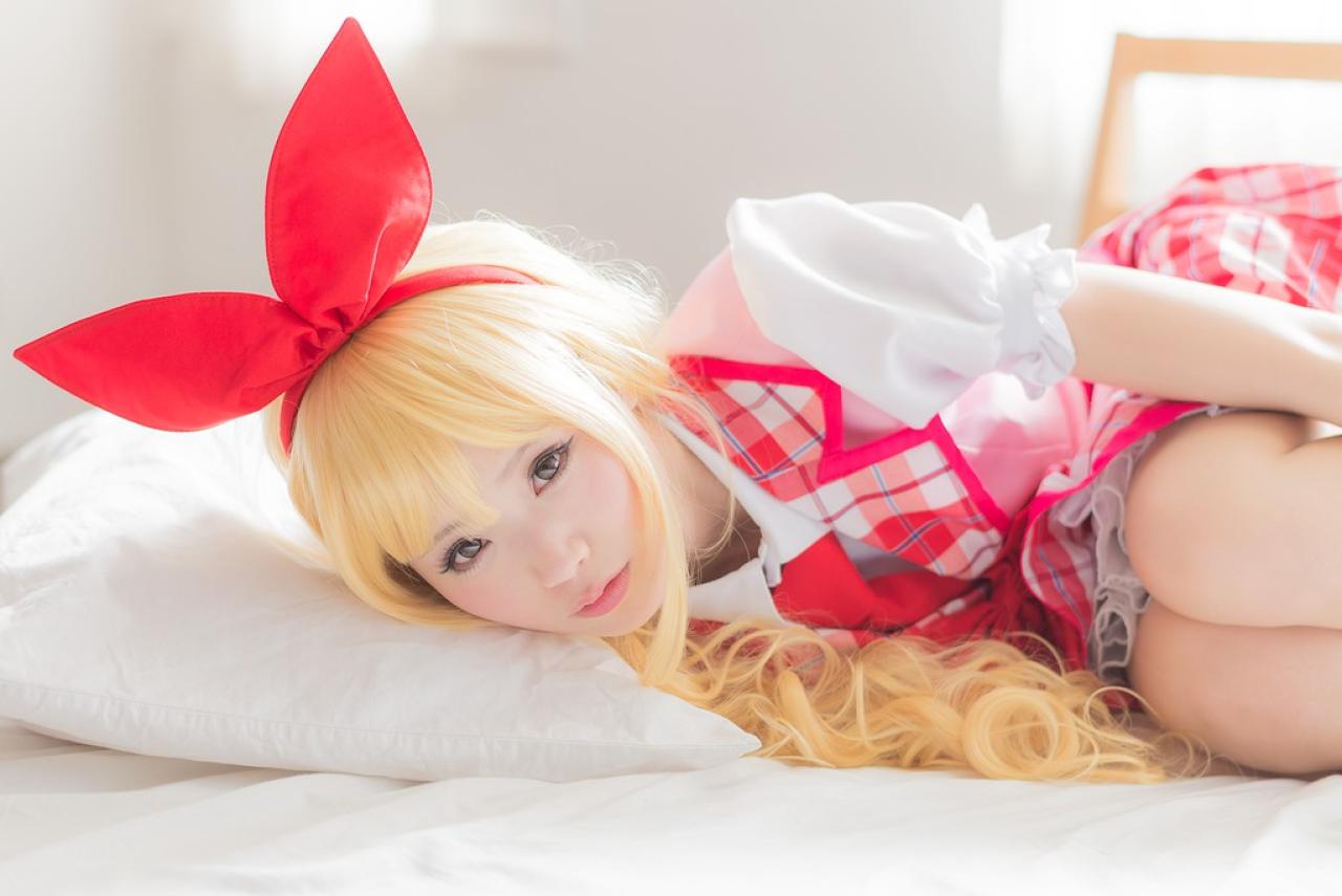 倉坂くるる扮星宫莓怀抱膝盖侧身躺在床上