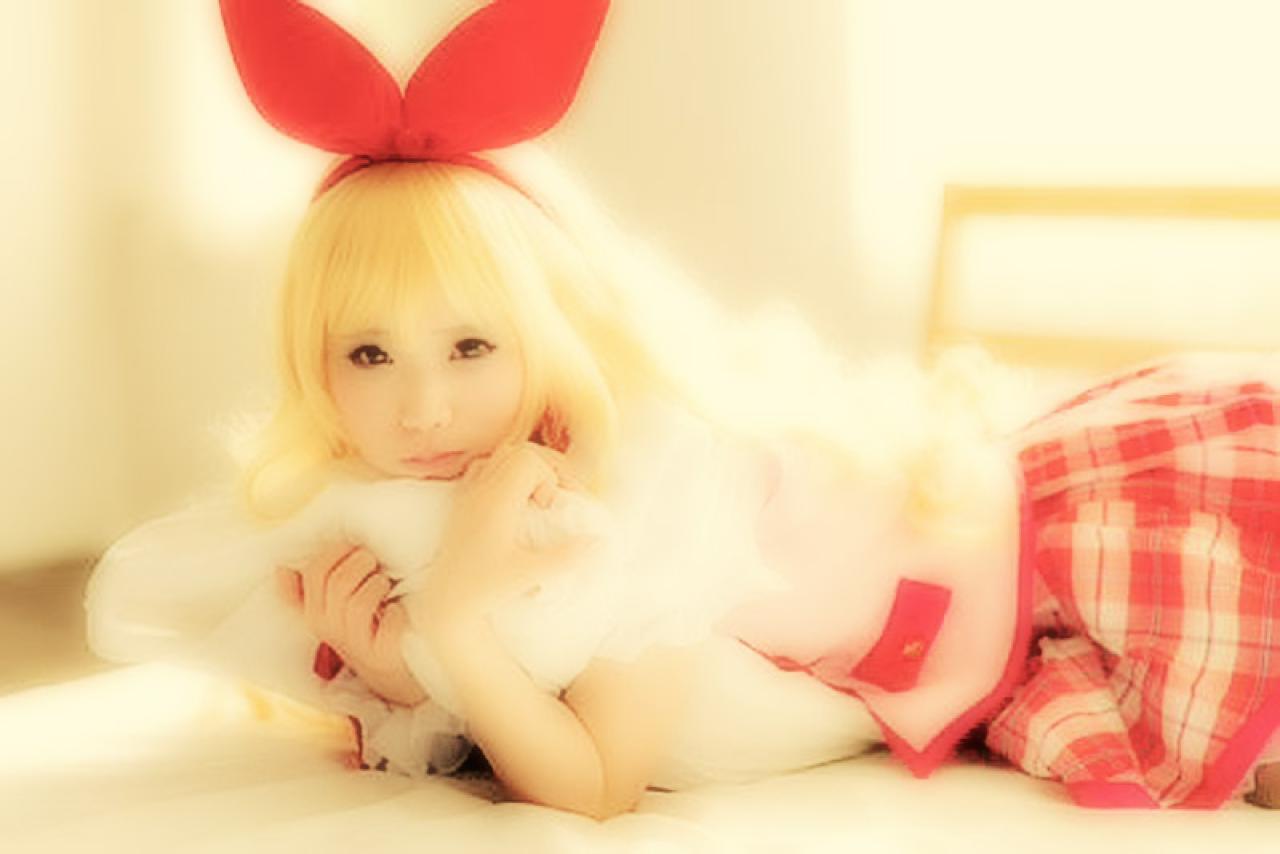 倉坂くるる扮星宫莓抱着枕头嘟嘴卖萌