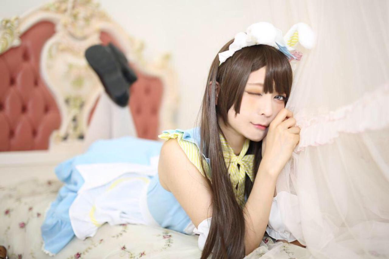 かりちゃ扒在床上，眨眼卖萌 3/4侧面