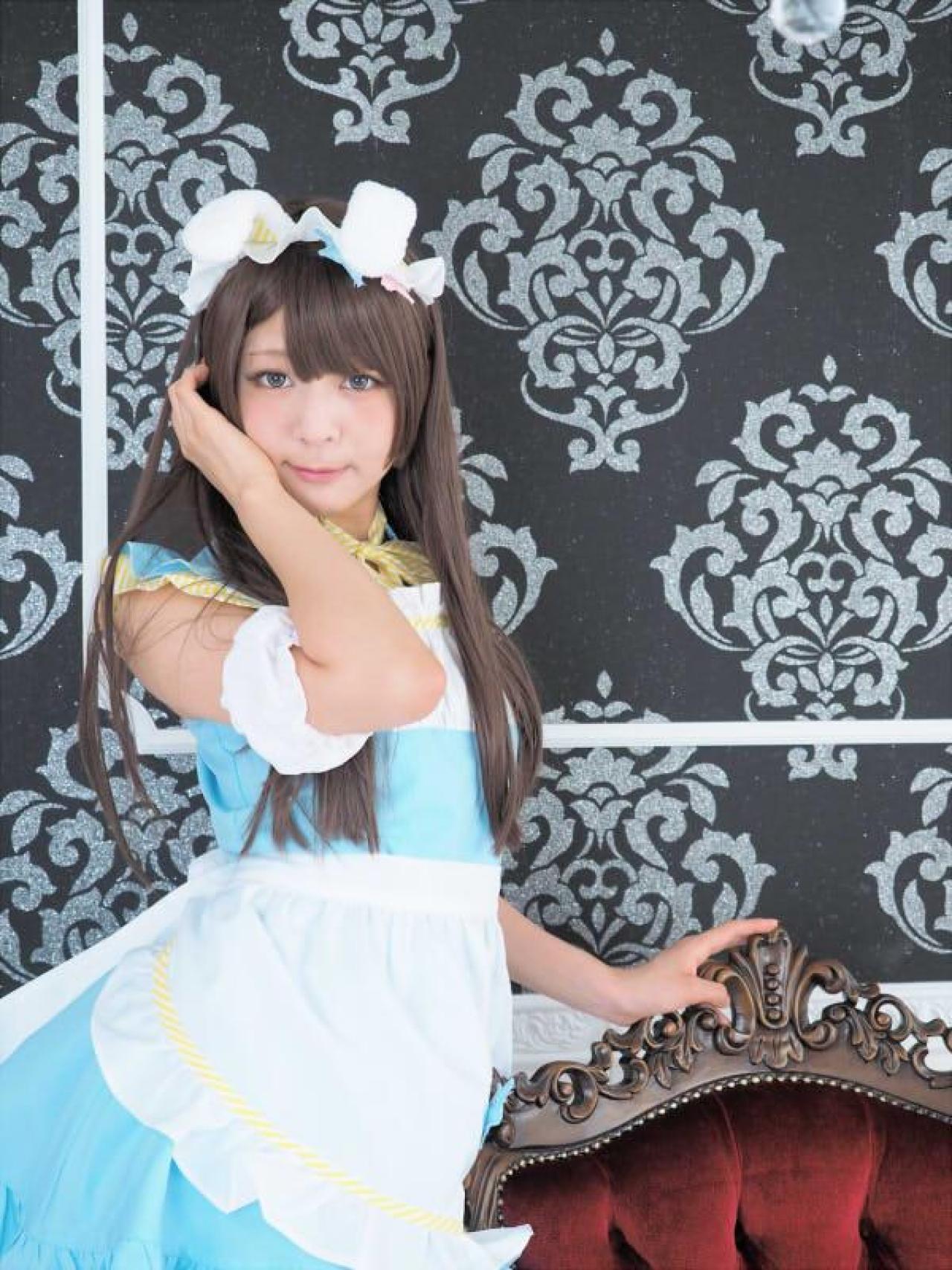 かりちゃ站在红色宫廷椅旁边，扶着椅背，轻抚发梢