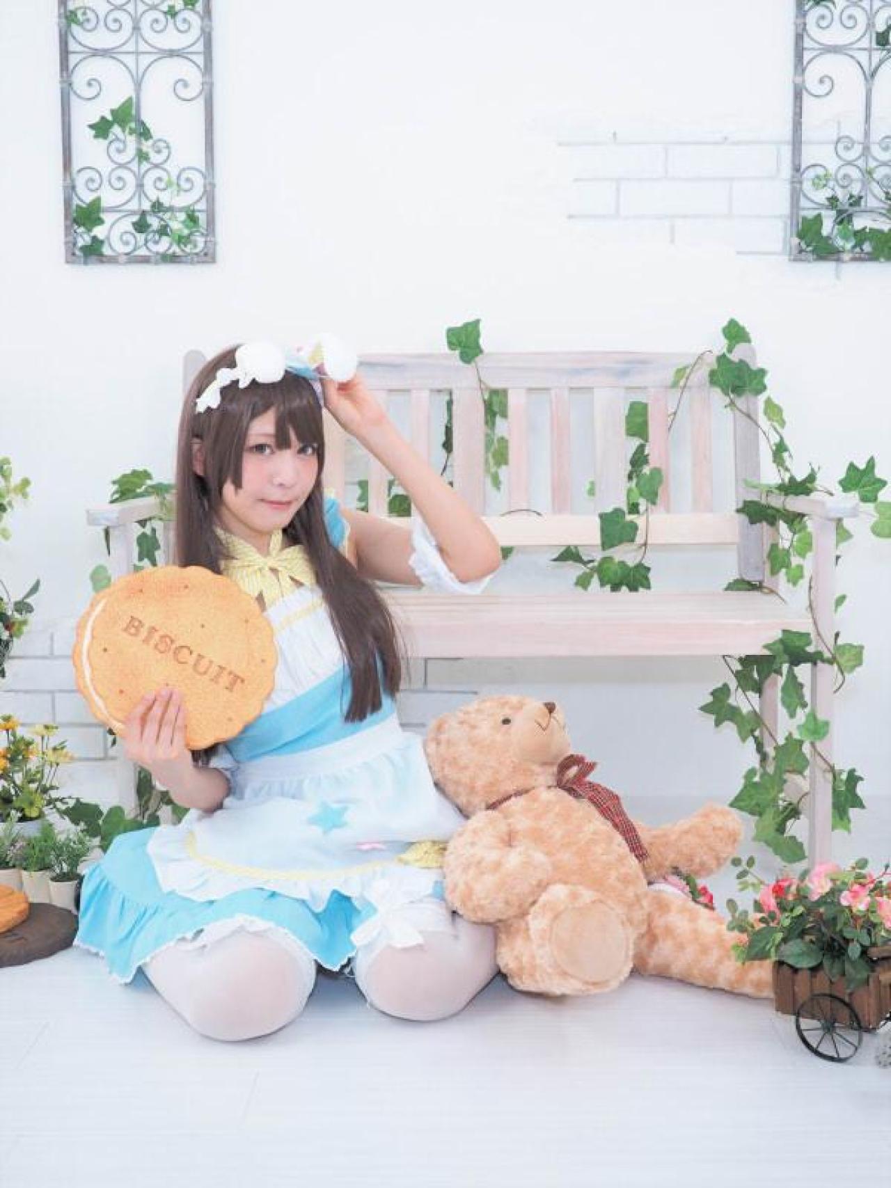 かりちゃ拿着Biscuit饼干，扶着迷你兔耳朵发箍，跪在地上，腿上放着泰迪熊