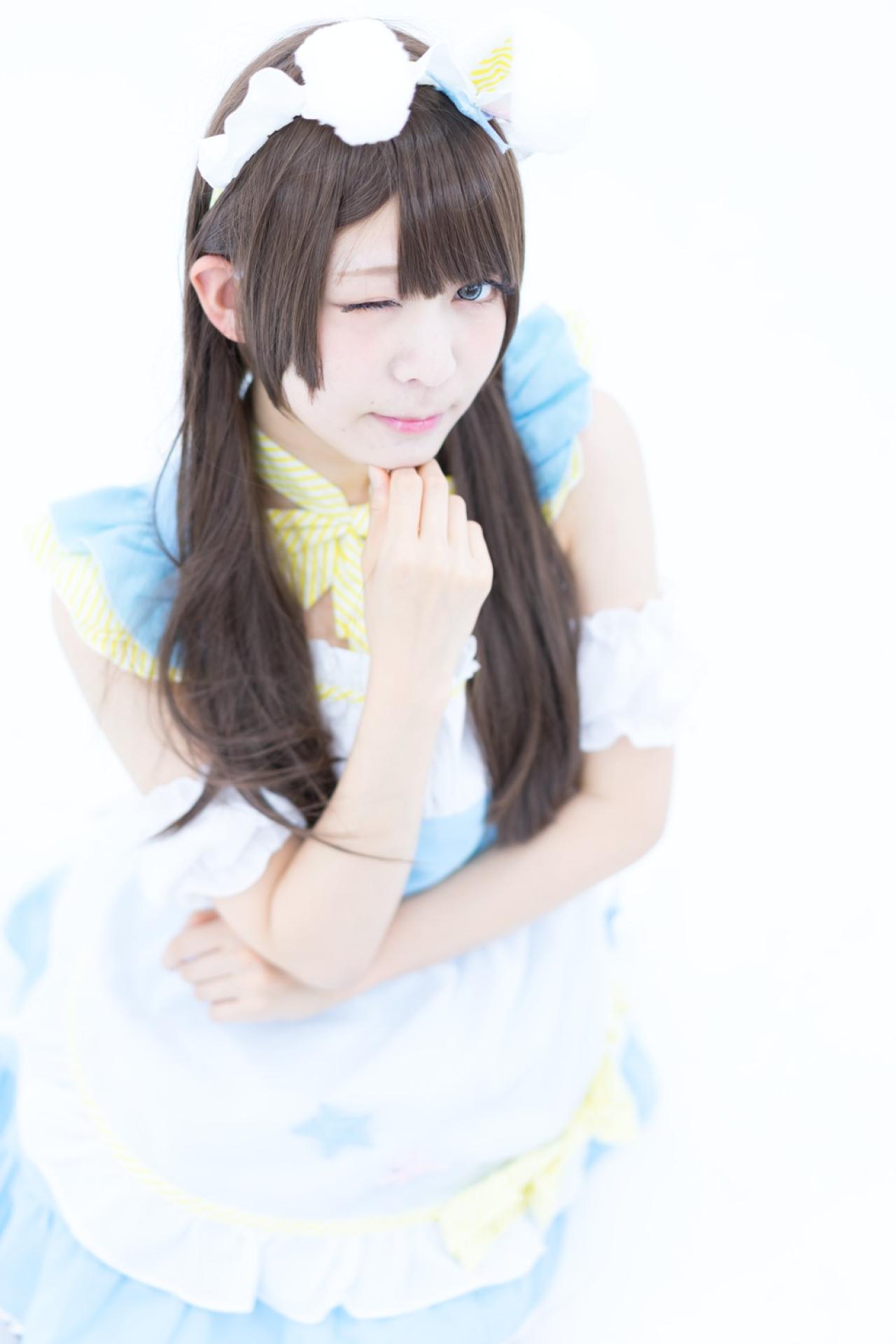 かりちゃ左手扶着右手，右手撑着下巴，眨眼卖萌 站姿