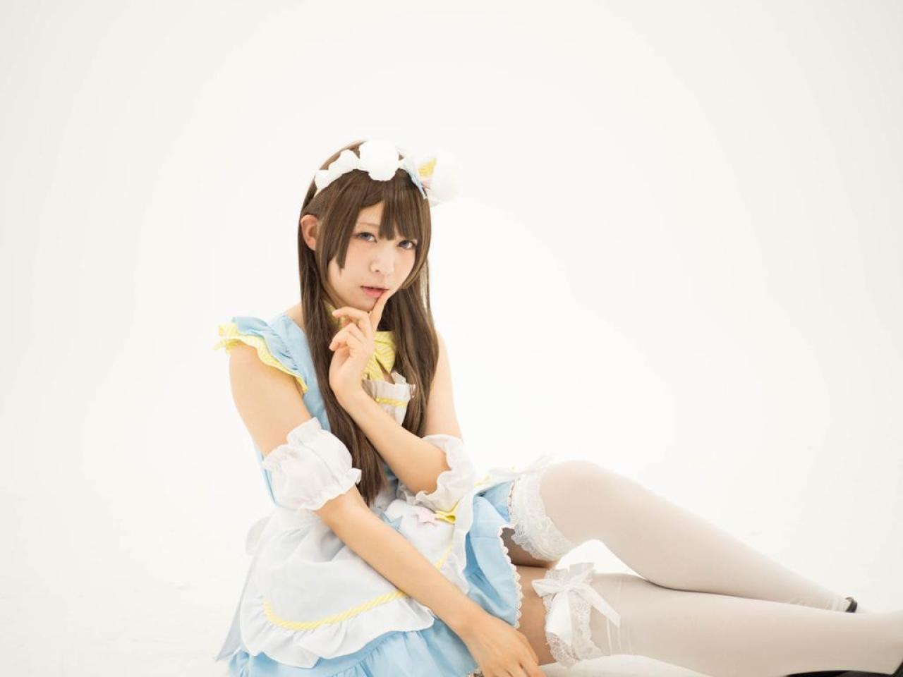 かりちゃ侧身坐在地板上，作嘘手势卖萌