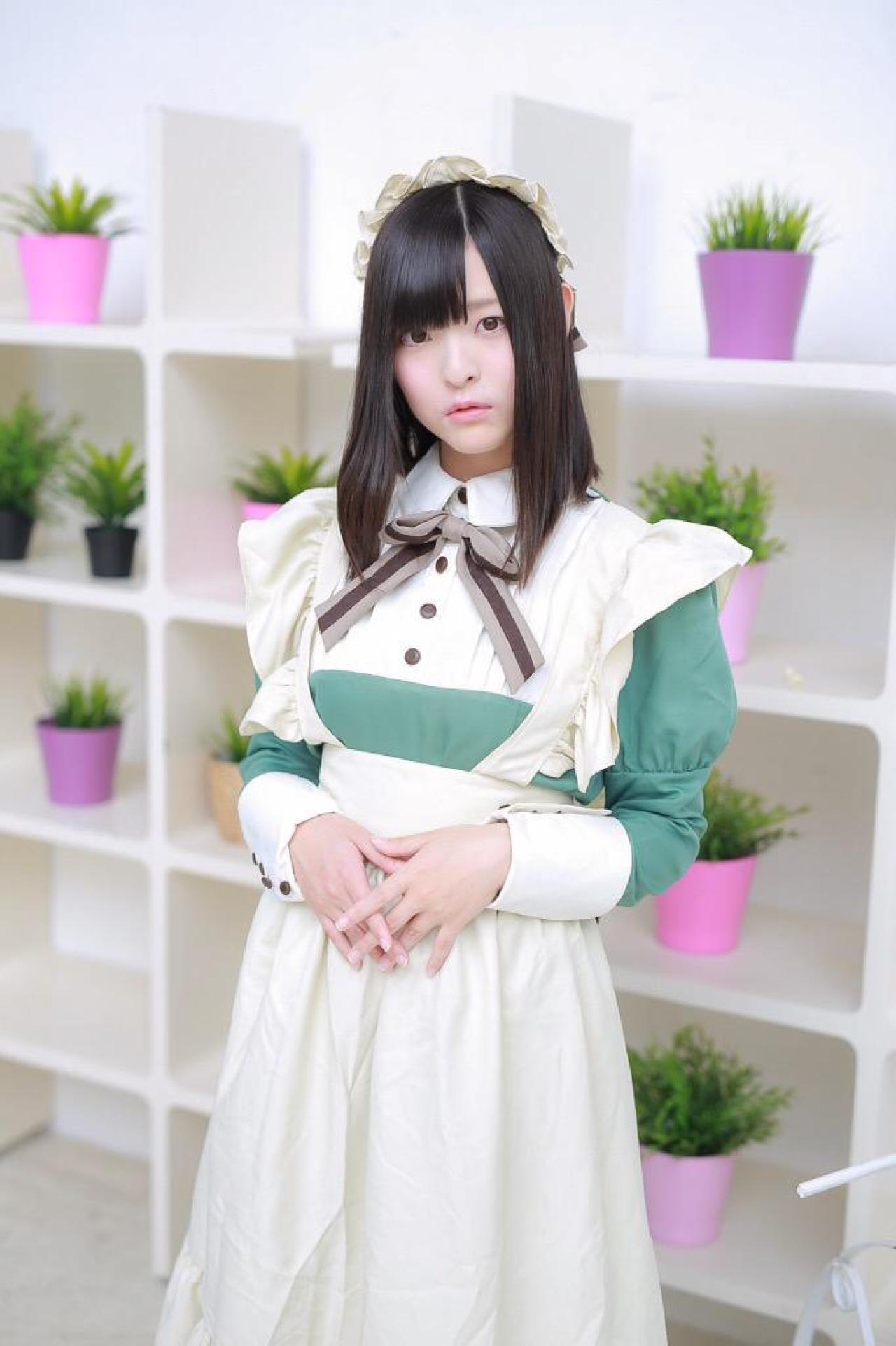 肉球あやと双手交叉放在腰间站在花架前