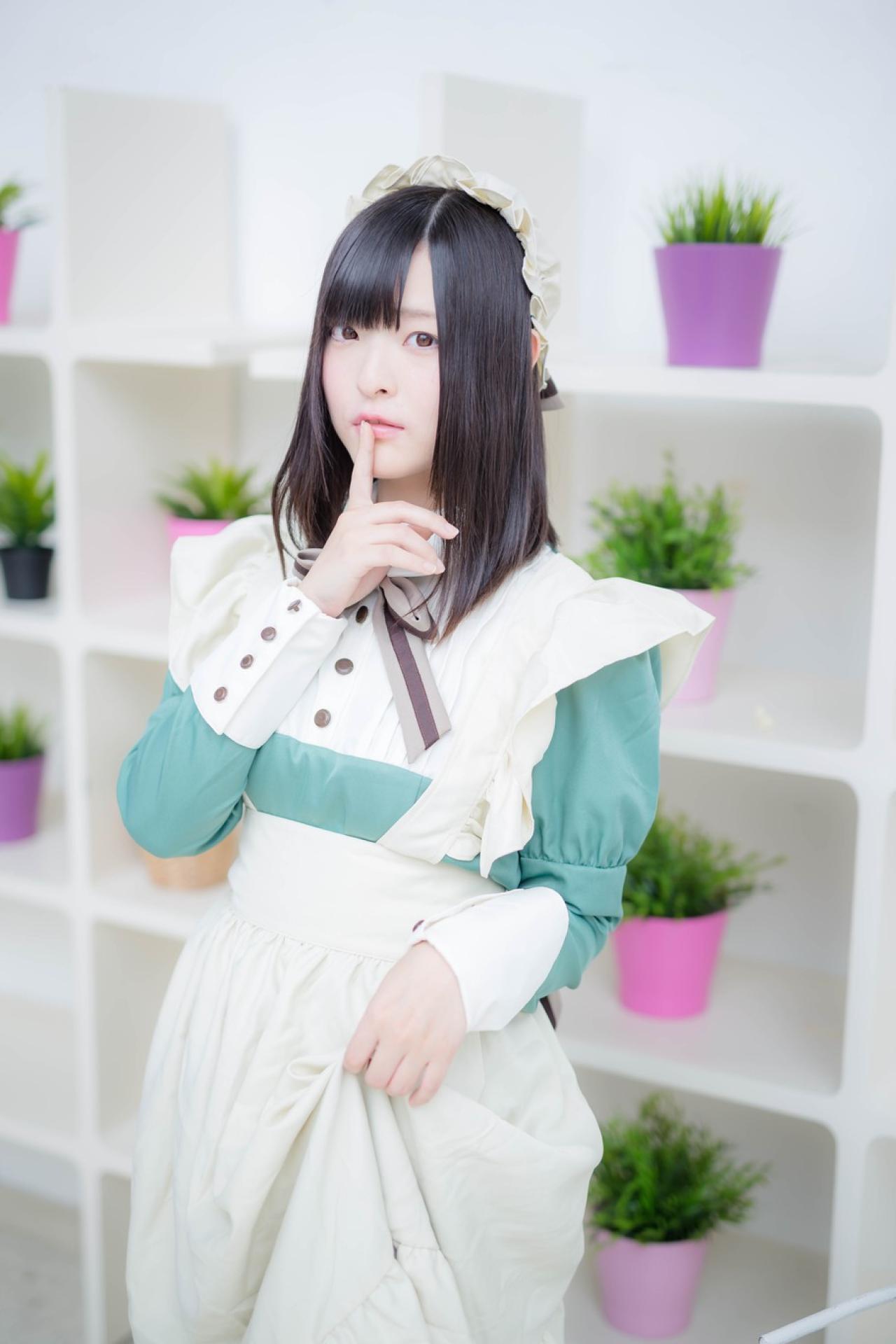 肉球あやと左手撩起裙摆，右手作嘘手势卖萌 站在花架前