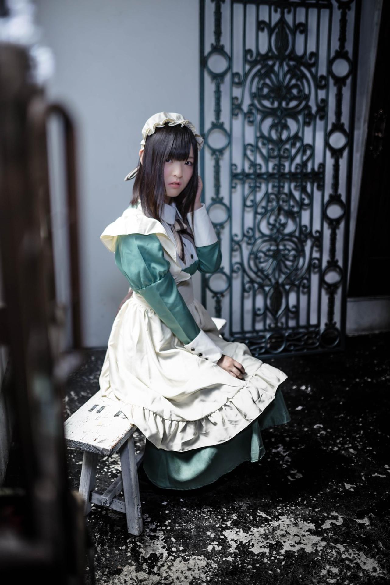 肉球あやと坐在长凳上，轻抚刘海儿 3/4侧面