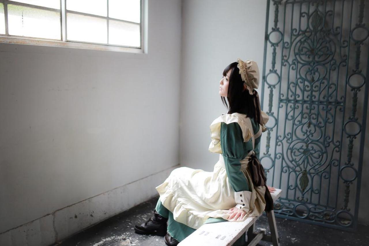 肉球あやと坐在长凳上，双手撑着凳子，抬头仰望