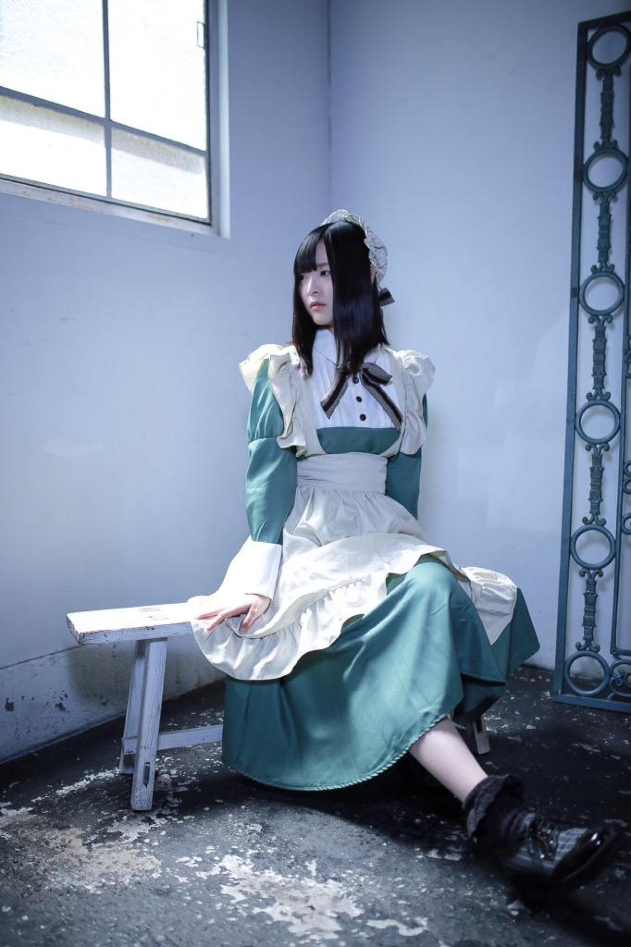 肉球あやと坐在窗下的长凳上