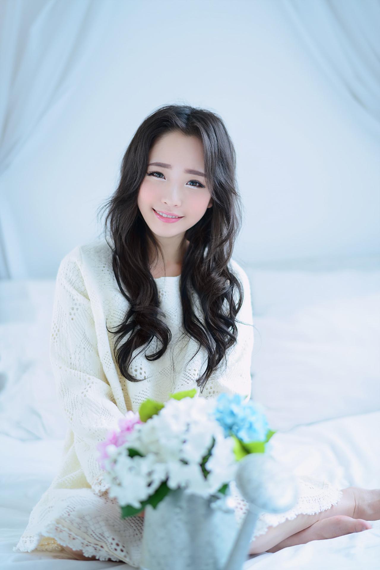 兔娘双手握着洒水壶坐在床上 微笑 正面