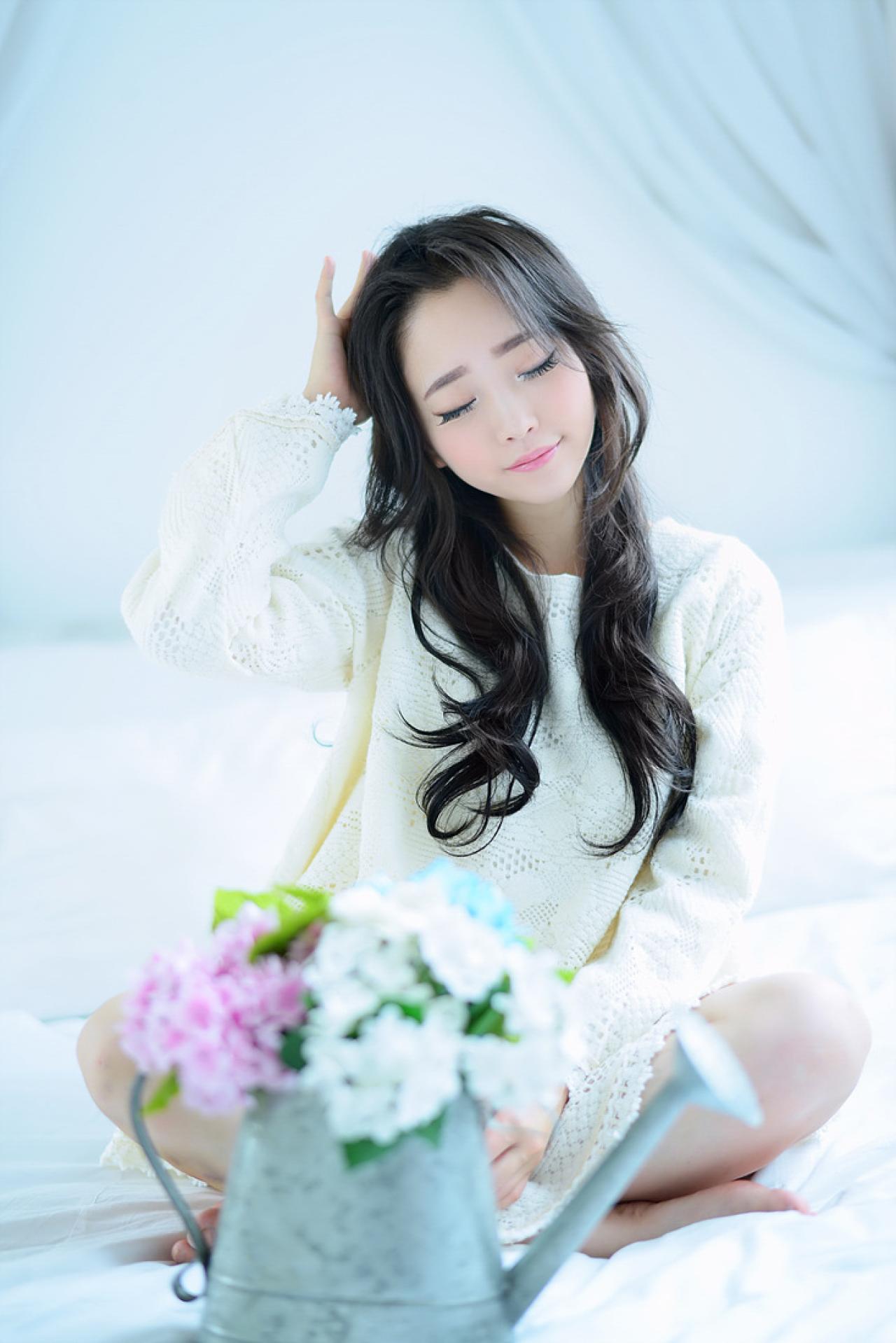 兔娘盘腿坐在床上，右手轻抚发梢，闭眼深思