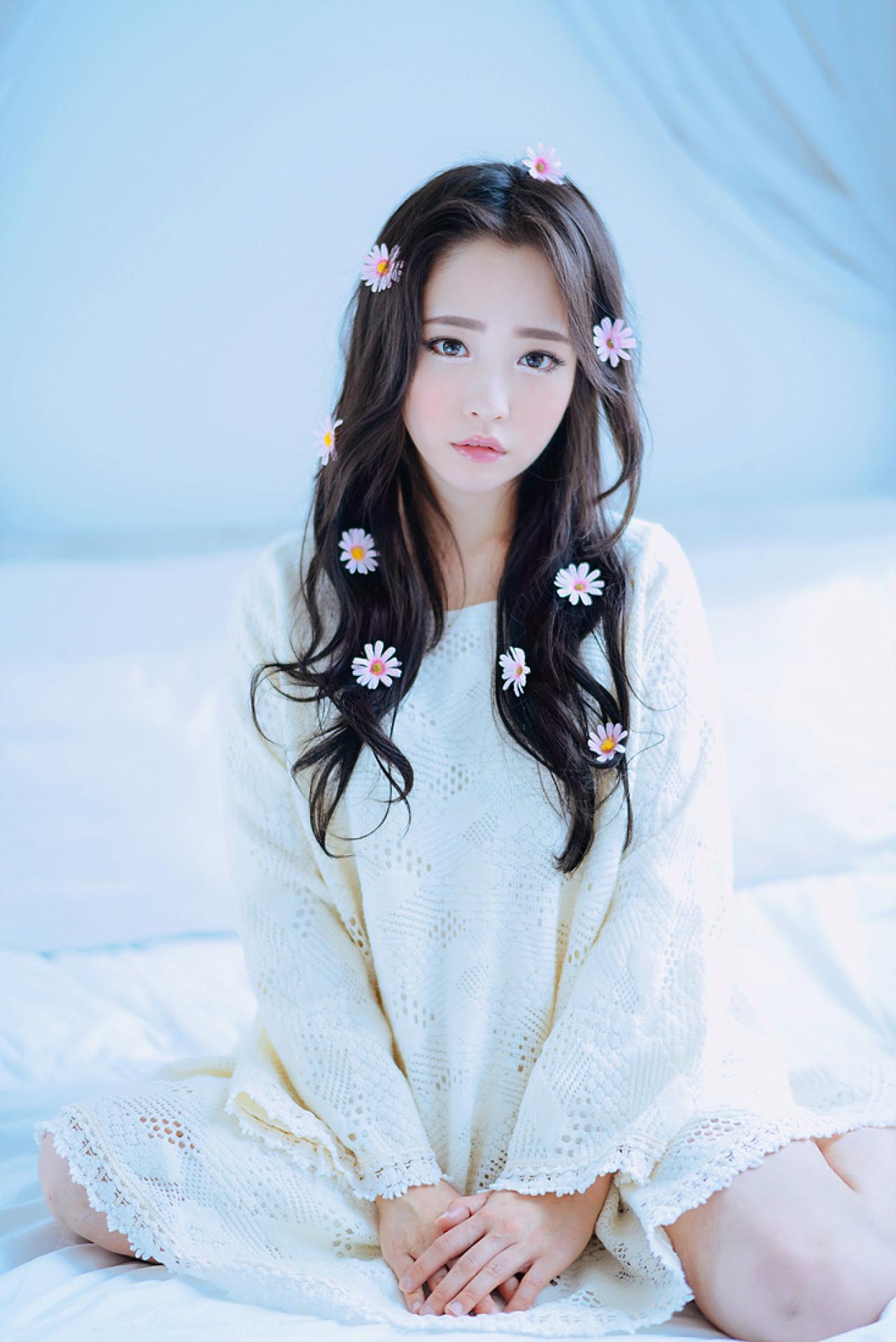 兔娘双手叠放在裙摆上，跪在床上