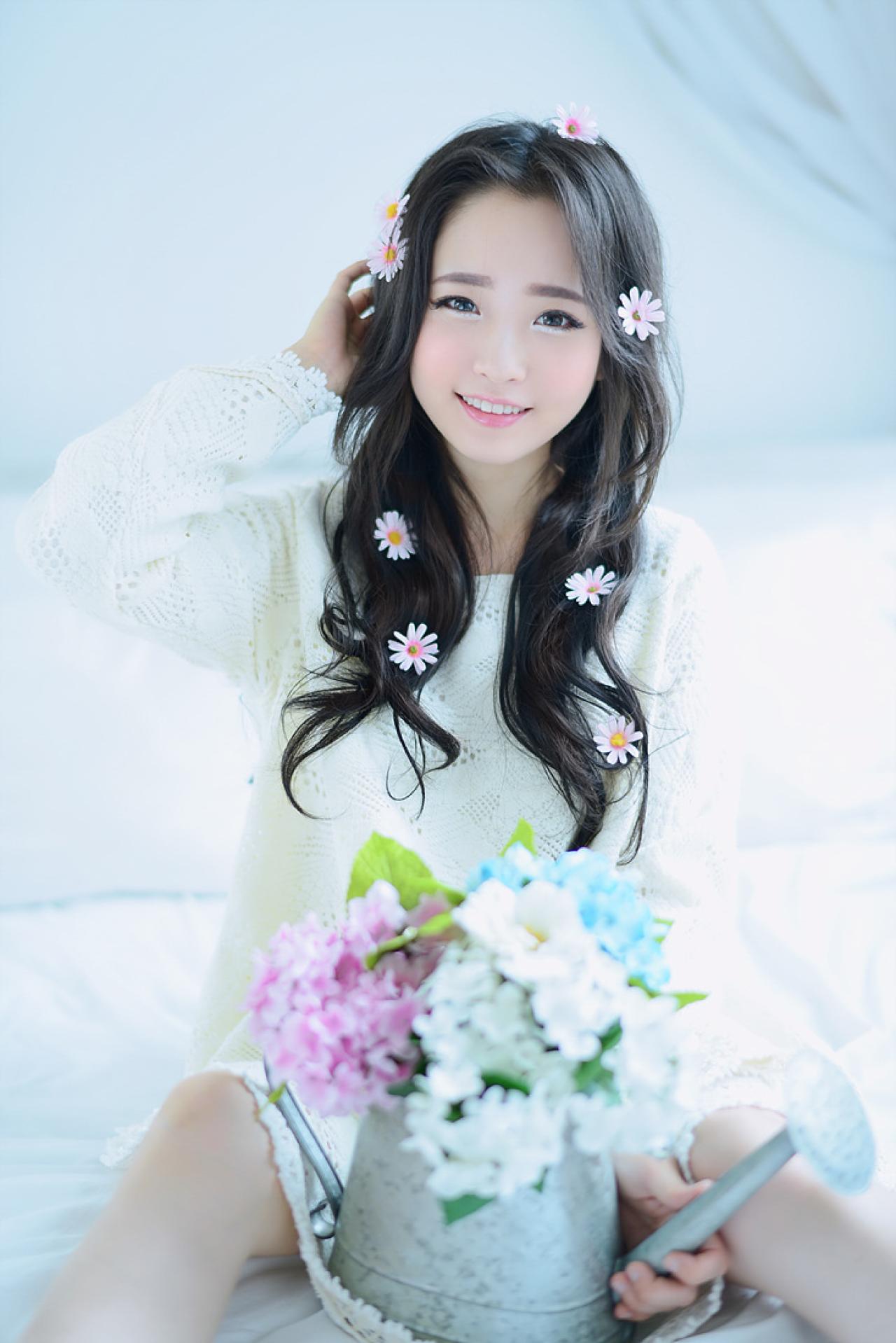 兔娘左手握着洒水壶，右手轻抚发梢