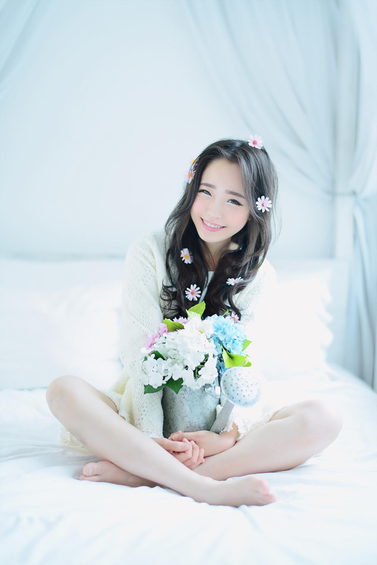 兔娘怀抱洒水壶盘腿坐在床上