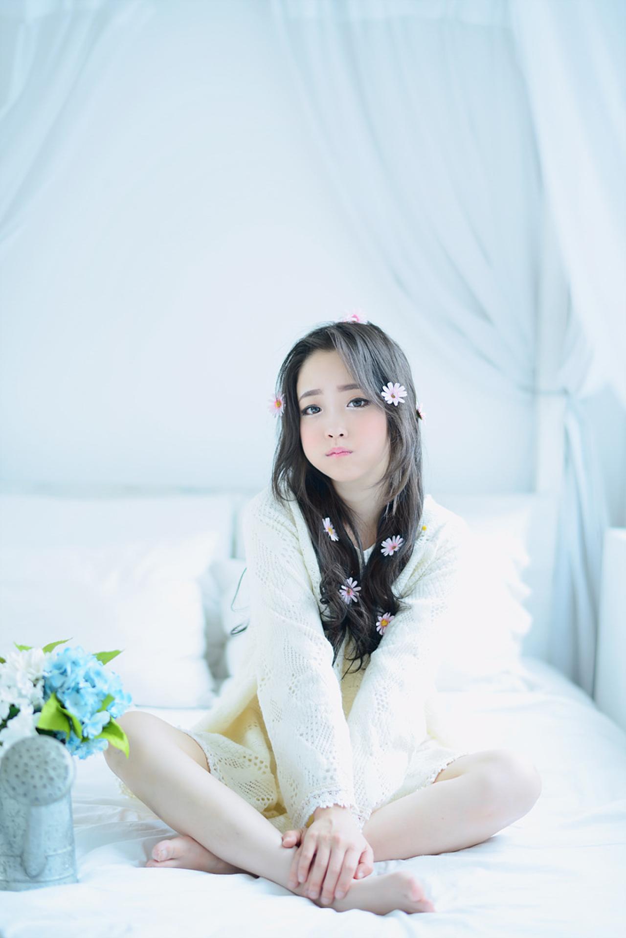 兔娘盘腿坐在床上，嘟嘴卖萌，身旁放着洒水壶