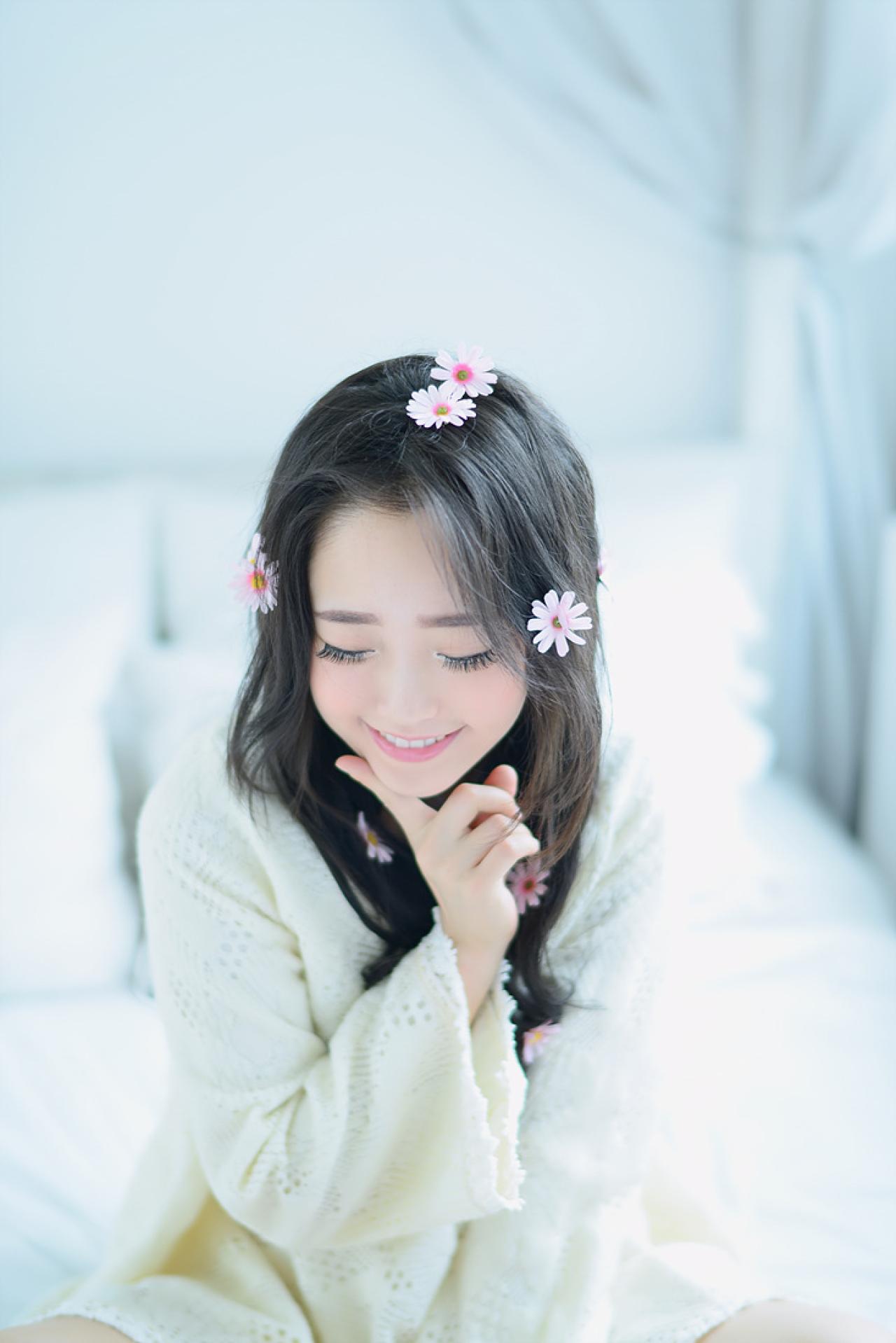 兔娘坐在床上，低头微笑，右手食指轻扶下巴