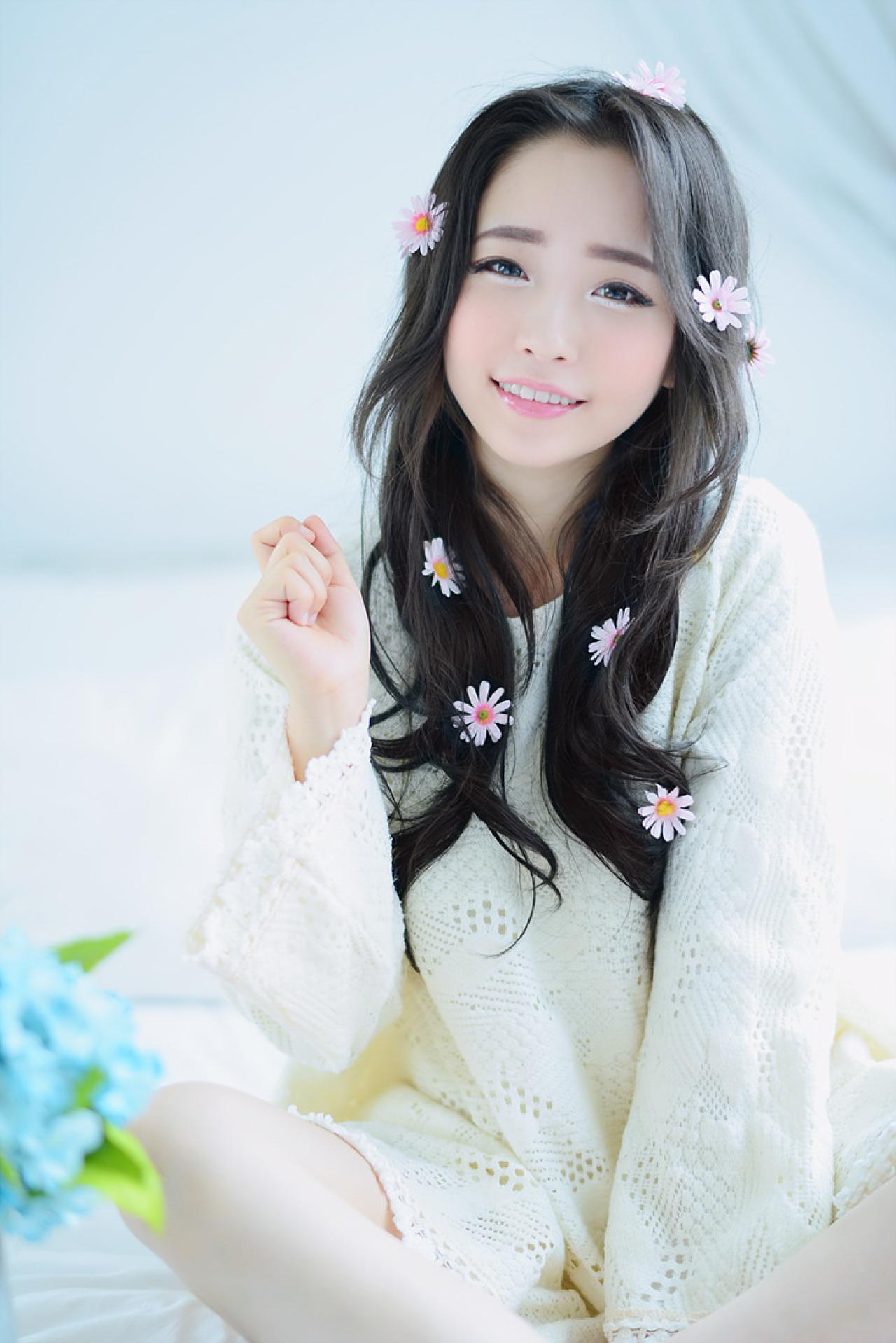 兔娘盘腿坐在床上，半握拳抬起右手