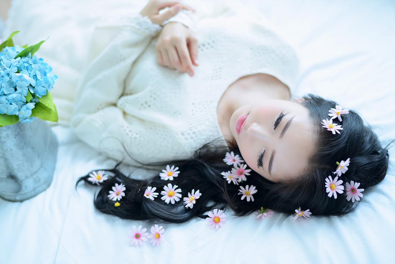 兔娘躺在床上 3/4侧面