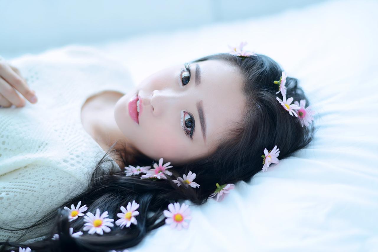 兔娘躺在床上 脸部及绽放的头发特写