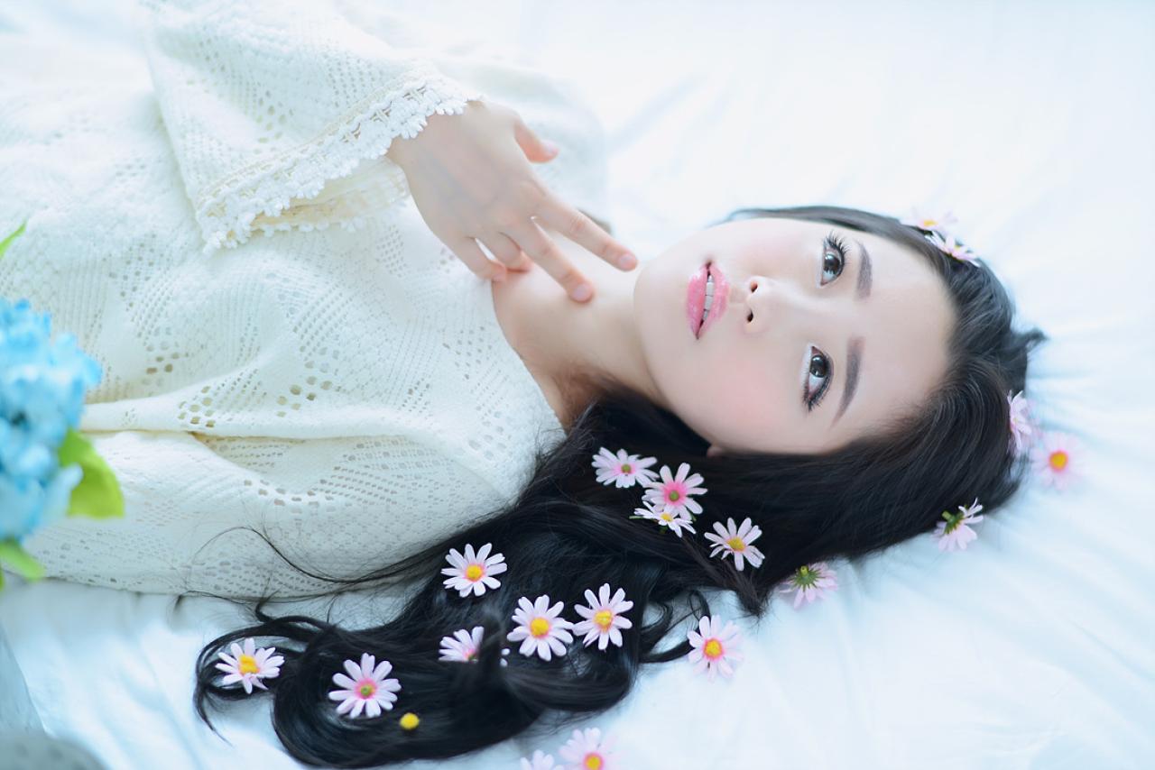 兔娘躺在床上，仰望