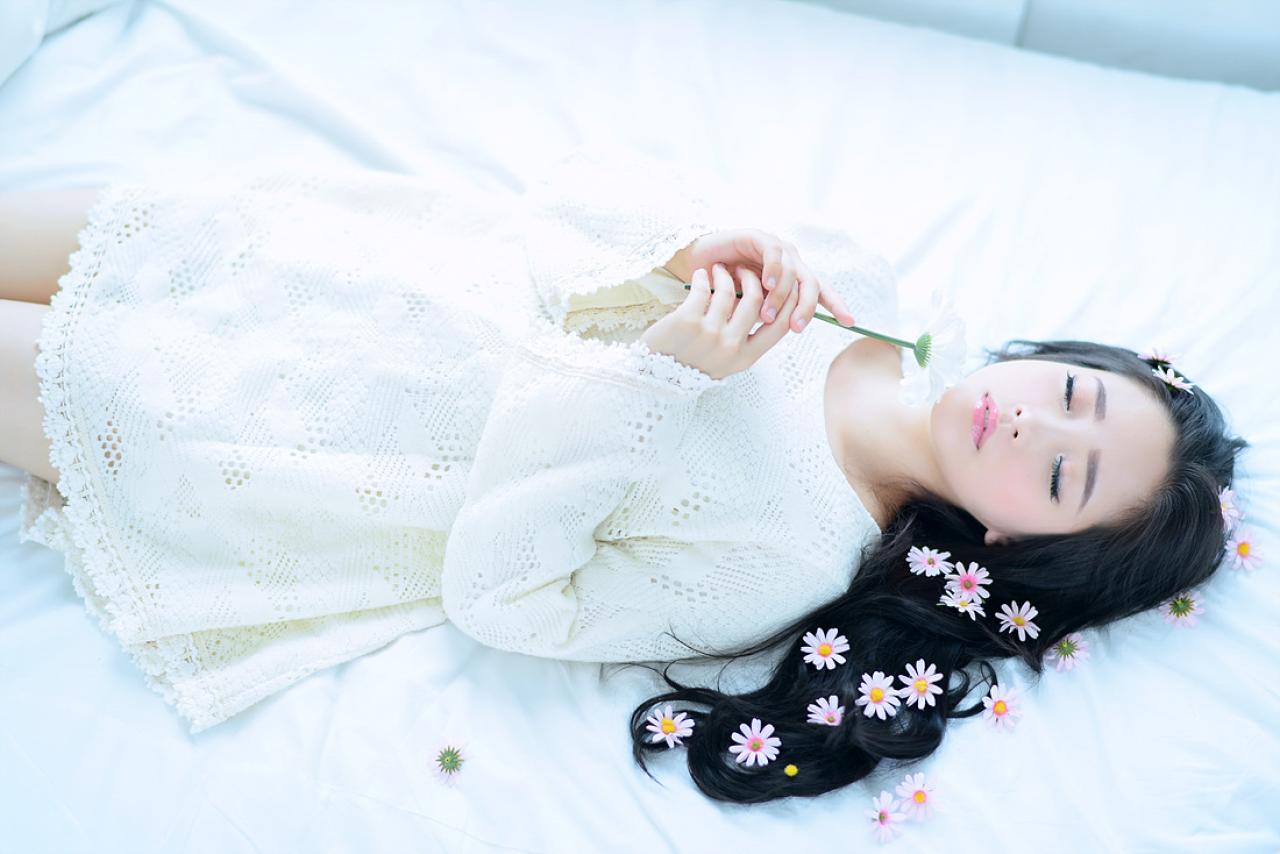兔娘躺在床上，双手捧着花束，闭目深思 俯拍