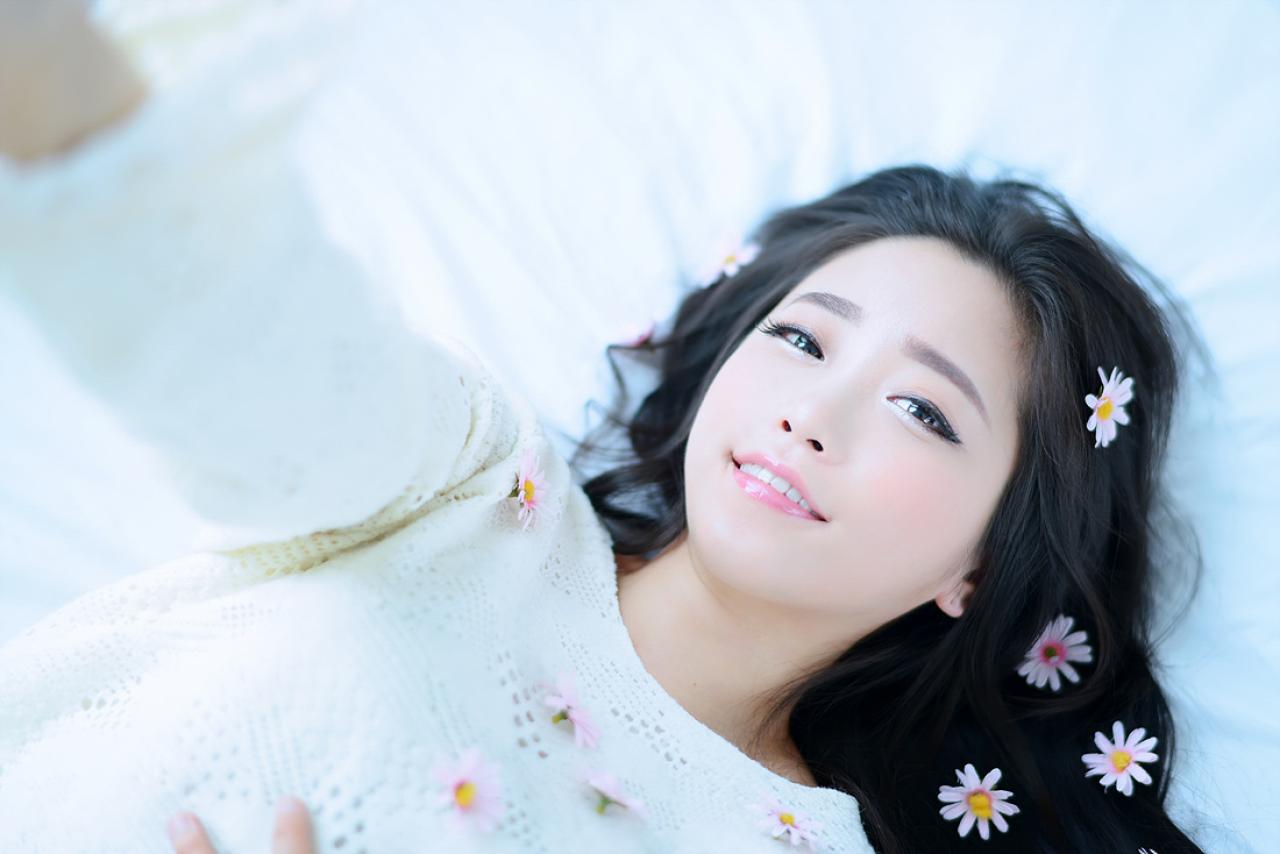 兔娘躺在床上，脸部特写