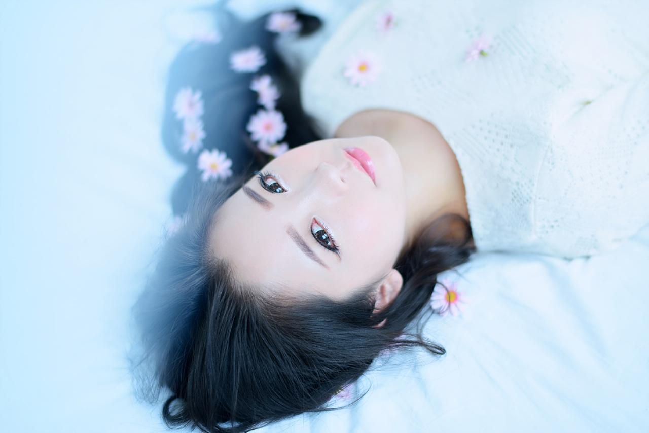 兔娘躺在床上，脸部特写