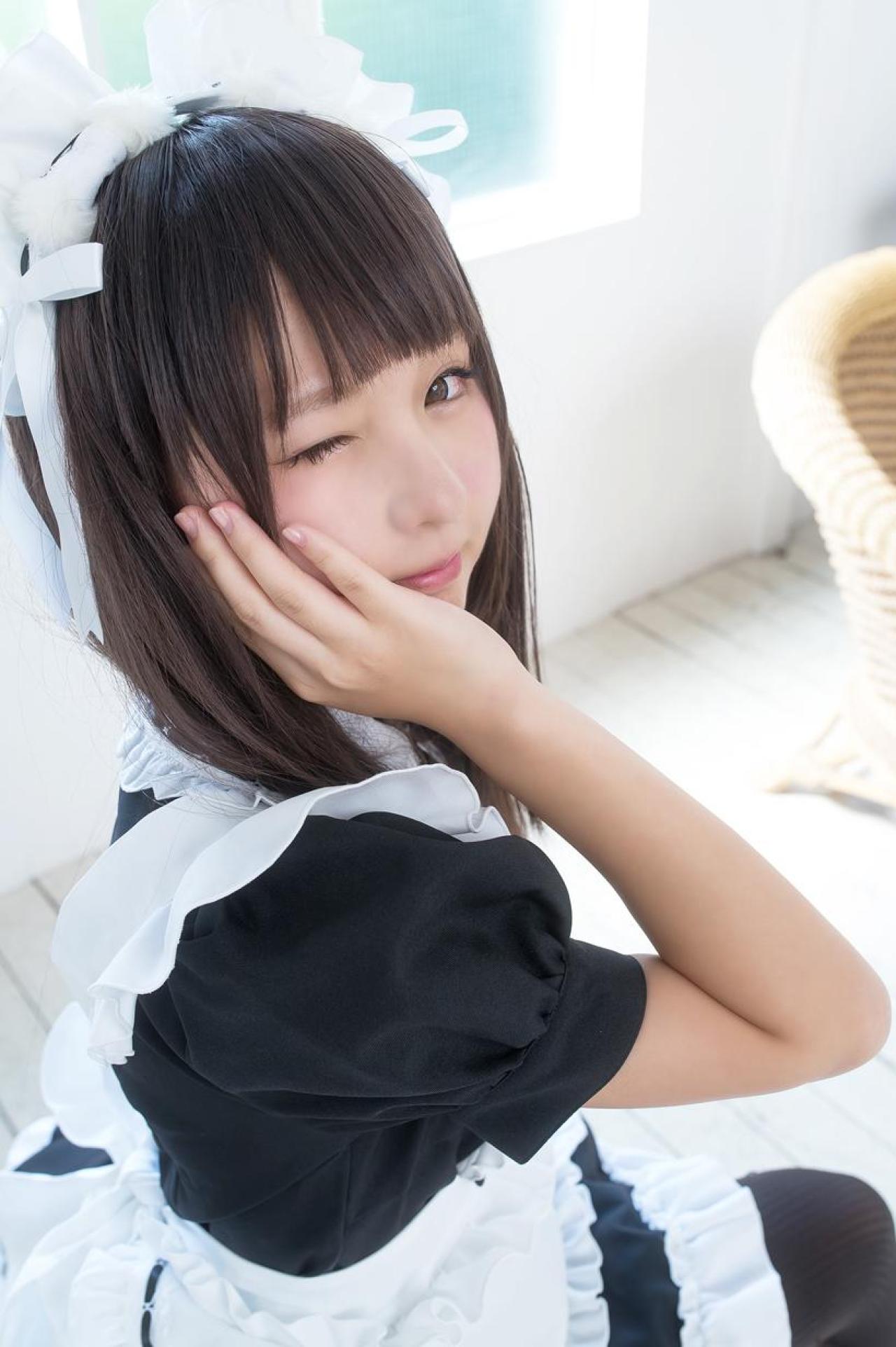 あんにゅい豆腐扮女仆右手捧脸回眸眨眼卖萌