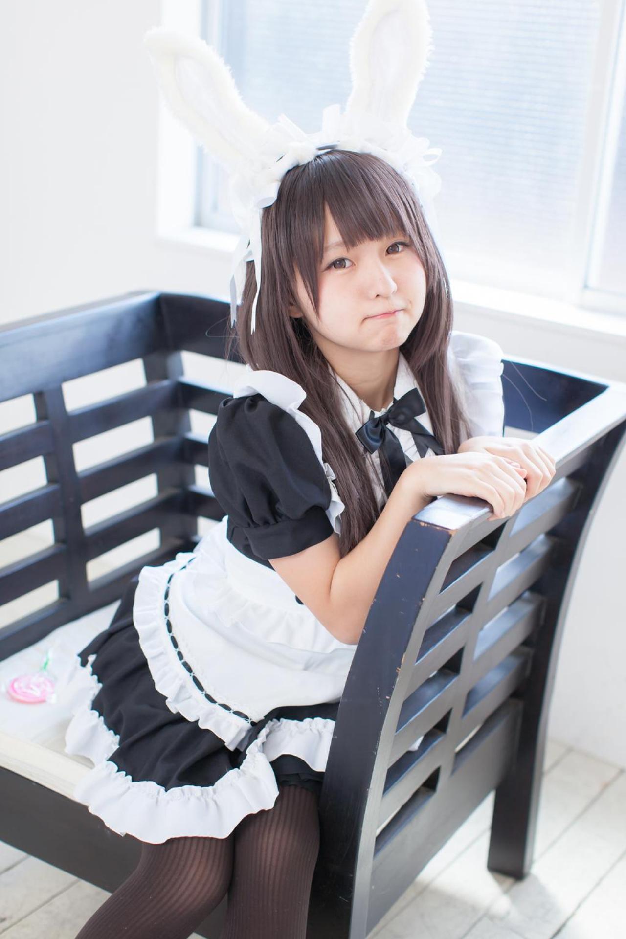 あんにゅい豆腐扮女仆趴在椅子上抿嘴卖萌