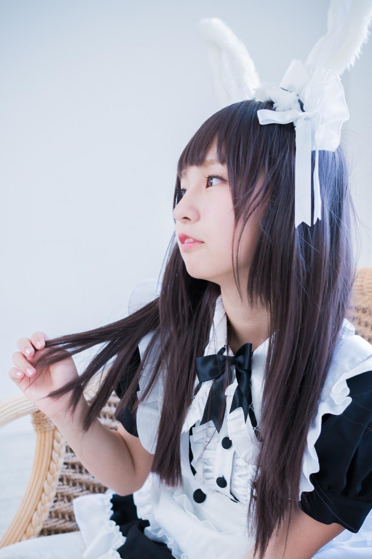 あんにゅい豆腐扮女仆坐在椅子上，轻抚刘海儿的侧脸