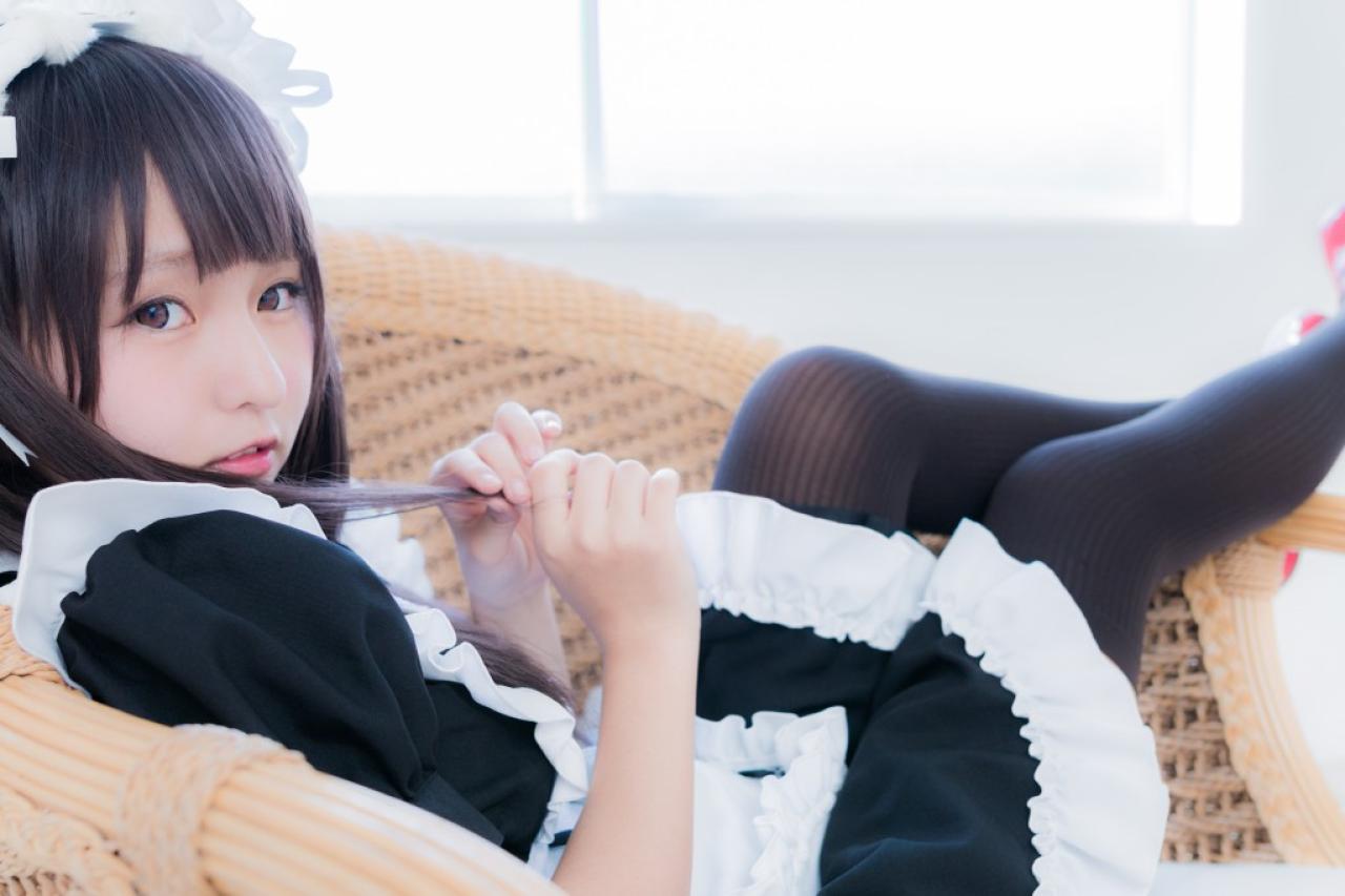 あんにゅい豆腐扮女仆躺在椅子上，双手拉着发梢