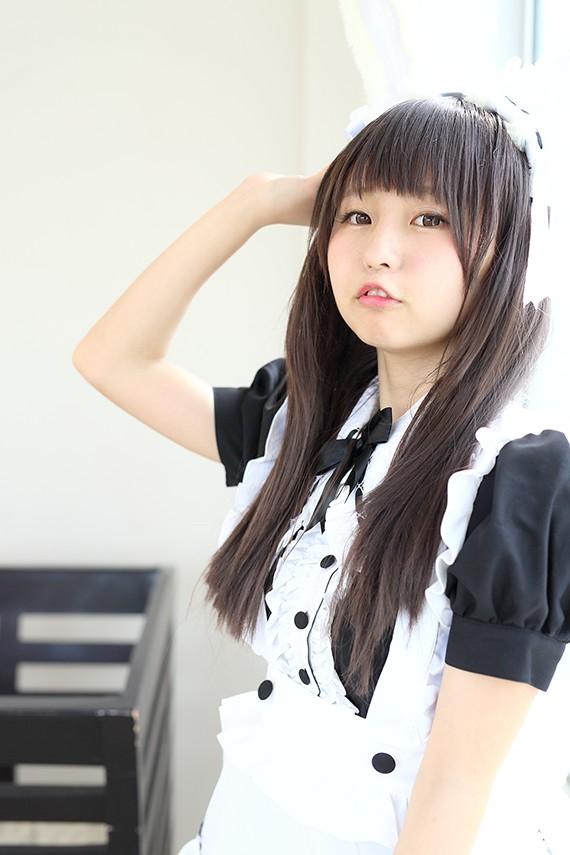 あんにゅい豆腐扮女仆侧身靠在窗前