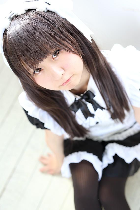 あんにゅい豆腐扮女仆坐在地上抿嘴卖萌 俯拍照