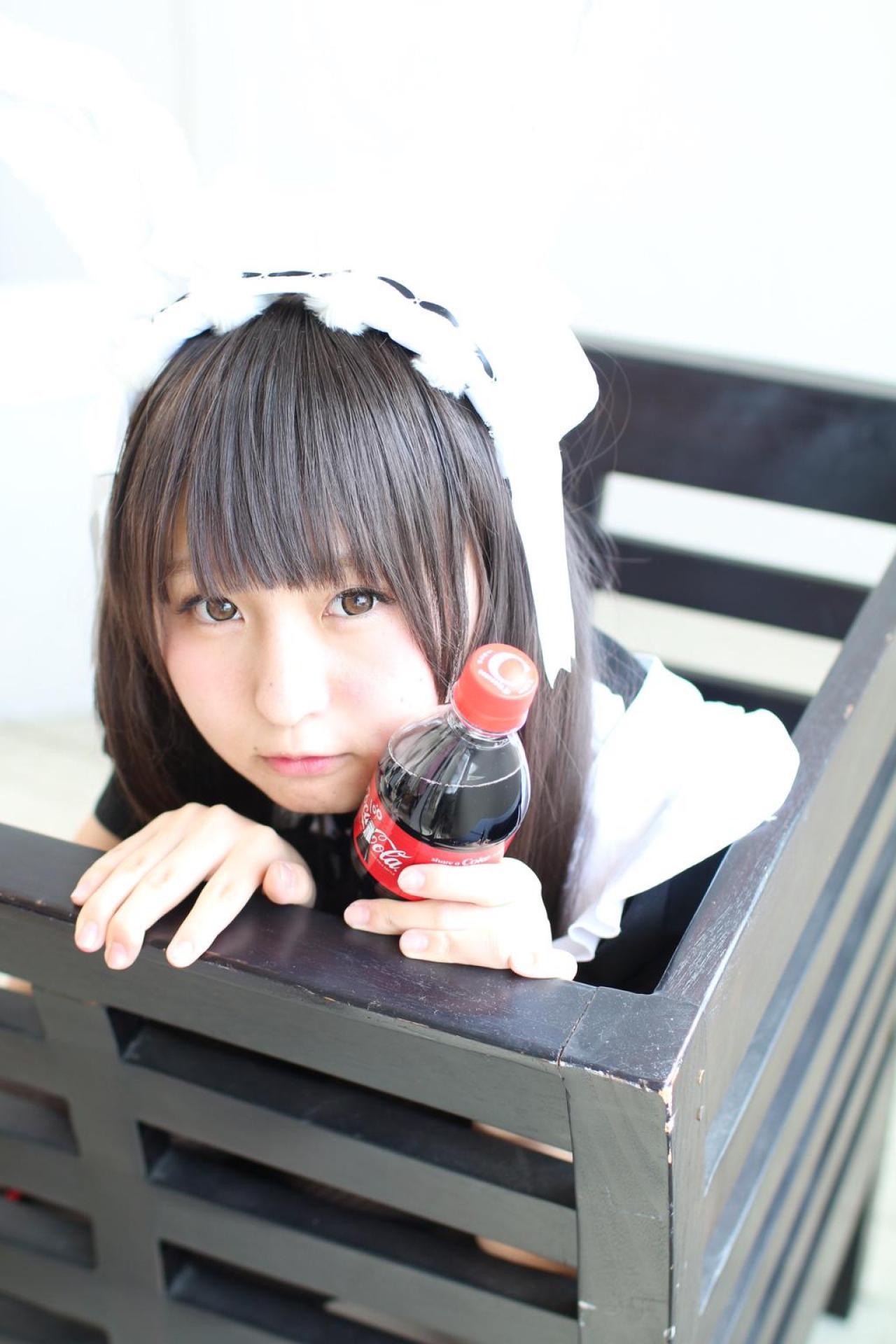 あんにゅい豆腐扮女仆坐在椅子上，双手趴着椅背，握着可乐瓶扮小兔卖萌
