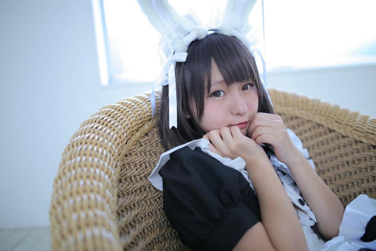 あんにゅい豆腐扮女仆靠在椅背上，双手捧脸