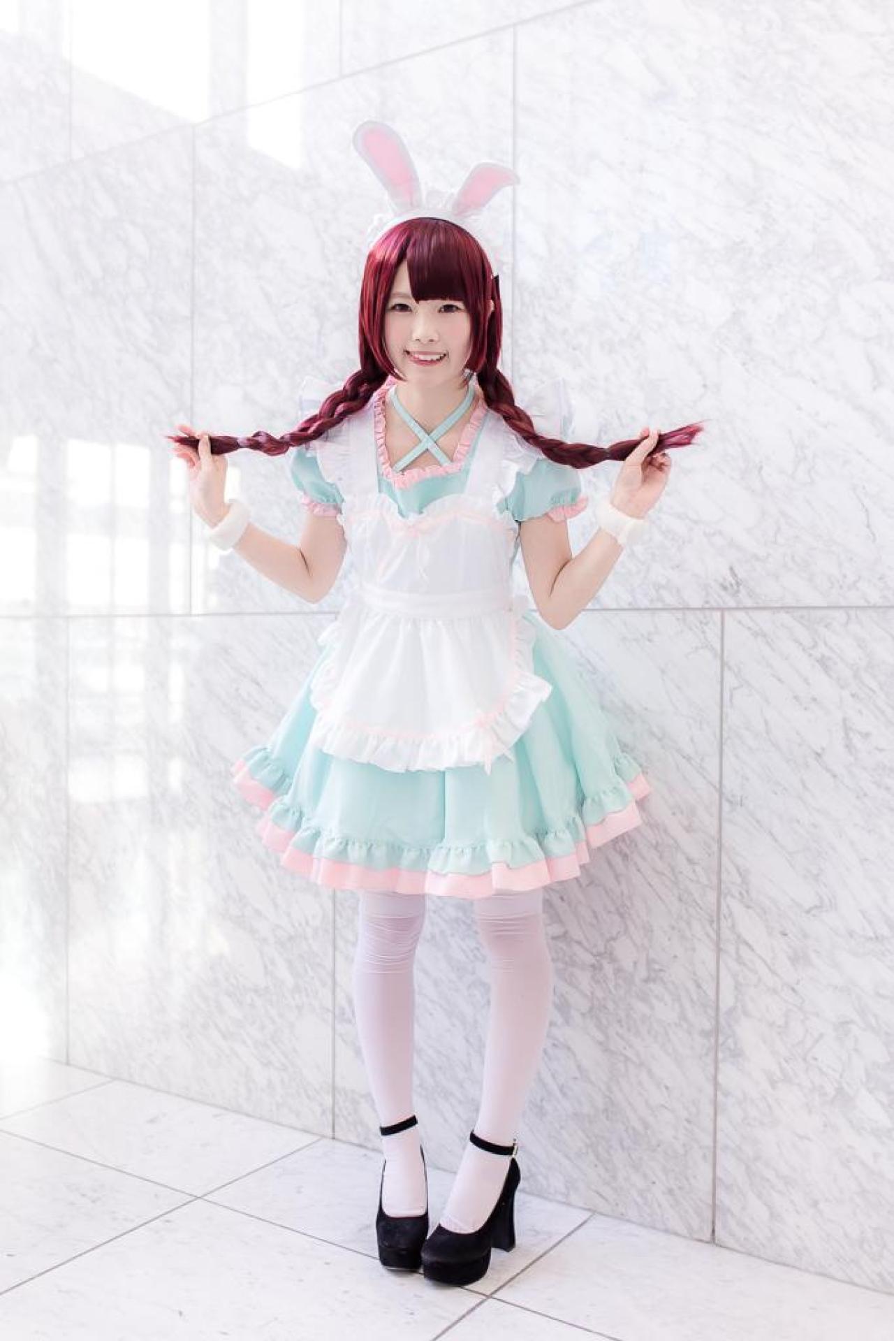 雨宮小铃双手拉着马尾辫 站姿 正面