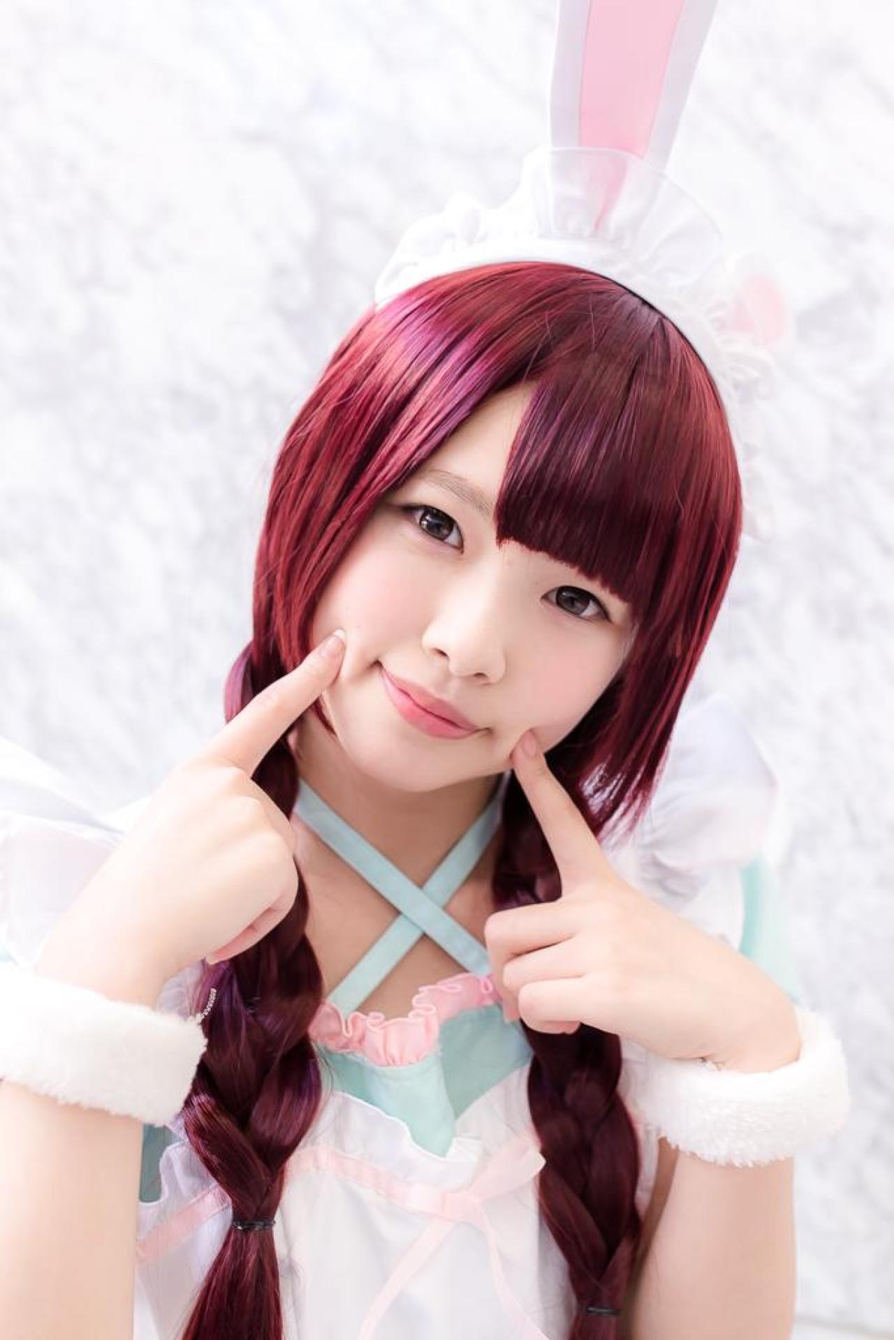 雨宮小铃双手戳脸卖萌