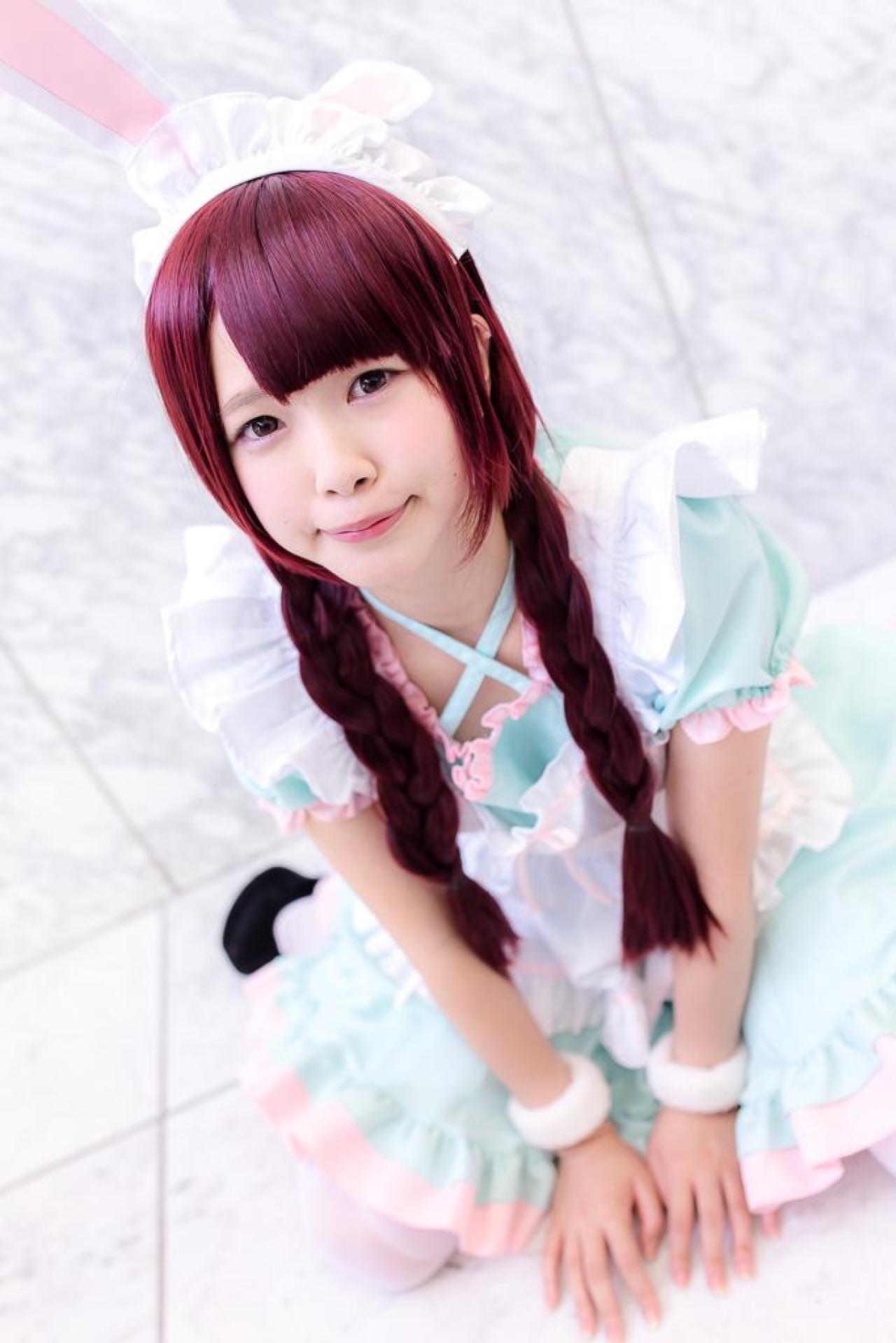 雨宮小铃跪在地上，双手撑在裙摆上