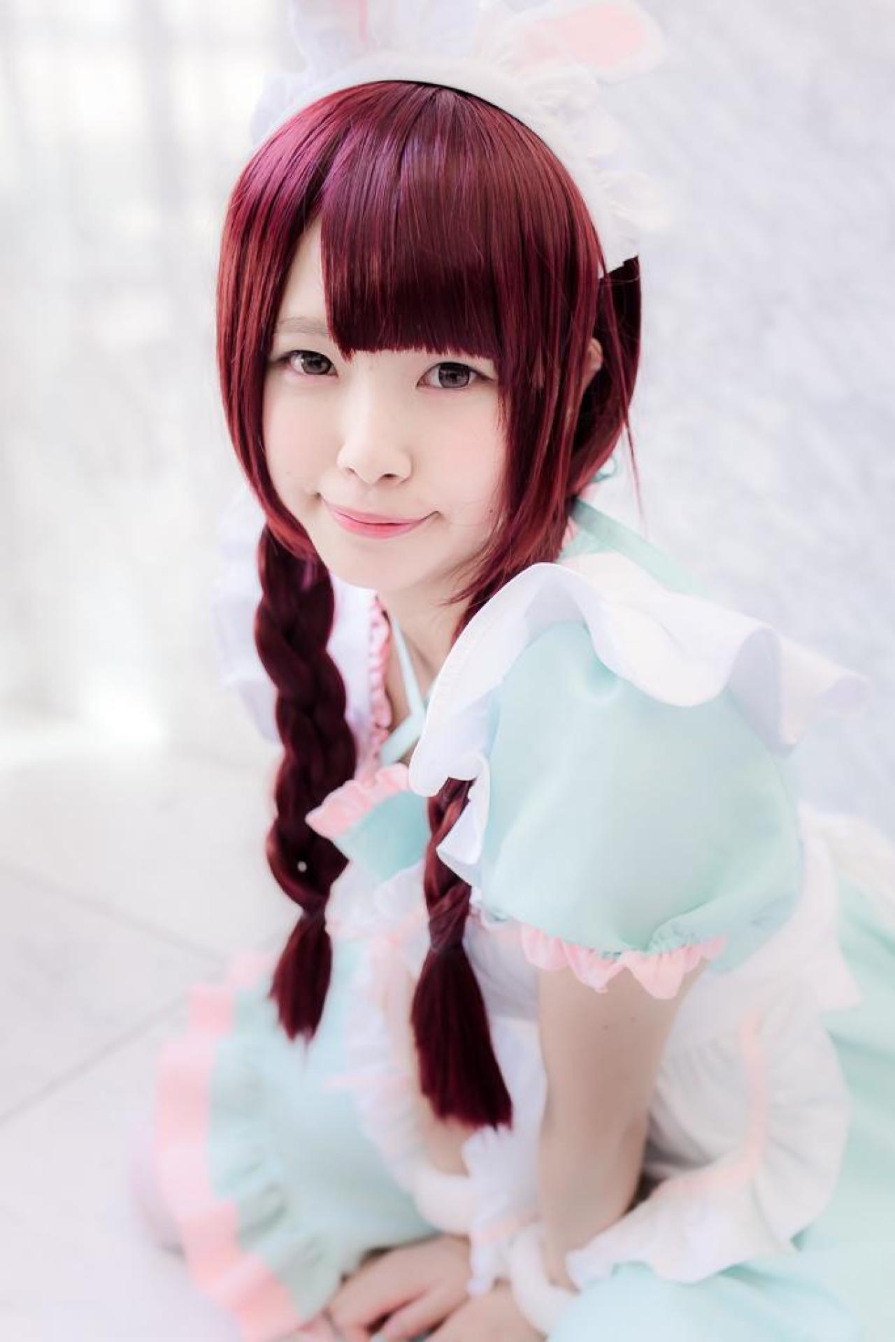 雨宮小铃跪在地上，双手撑在裙摆上，侧身回眸