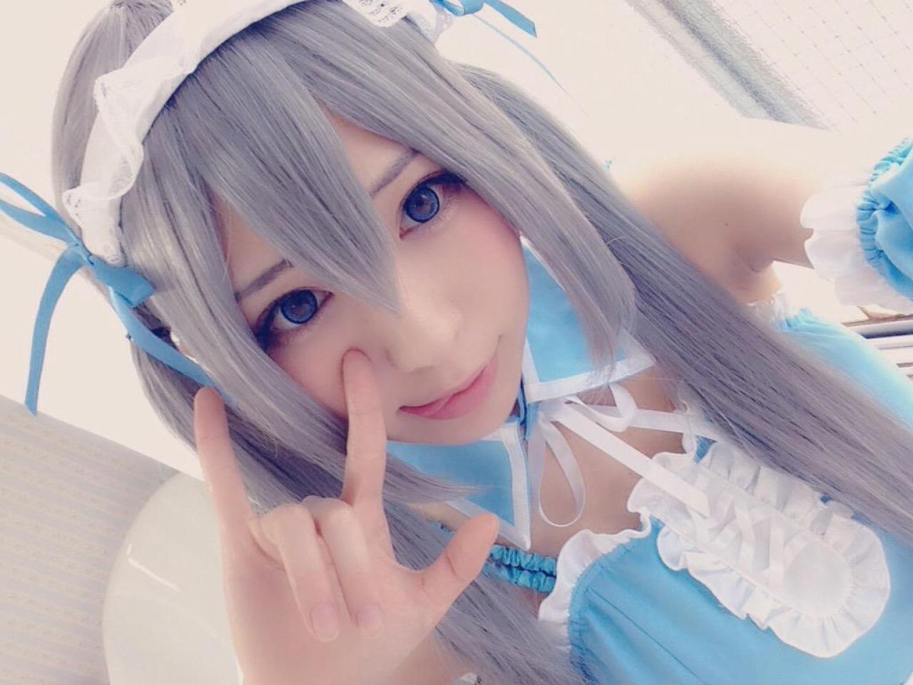 まゆふぁむ作ILOVEYOU手势卖萌自拍