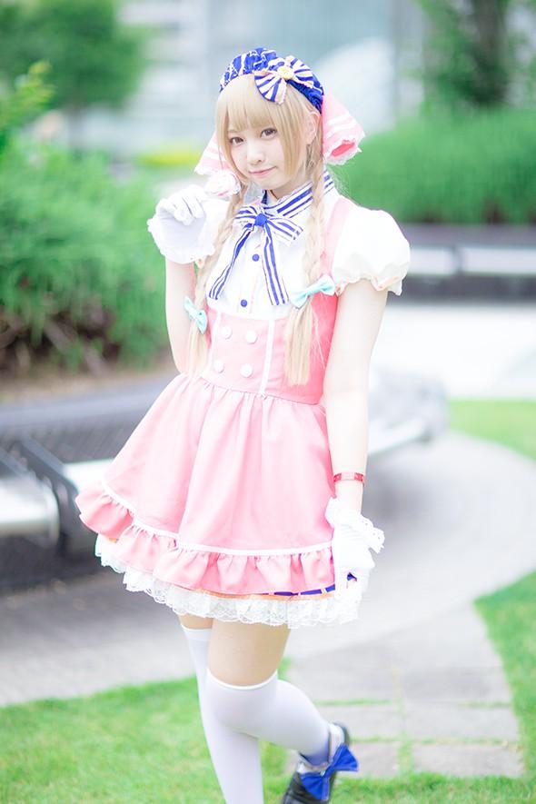 玖音さん扮南小鸟右手拿着棒棒糖站姿