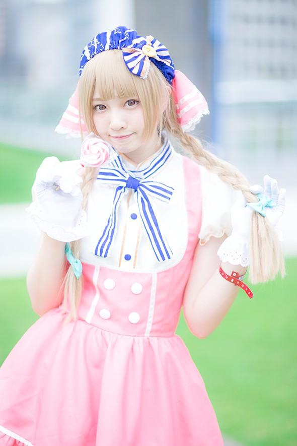 玖音さん扮南小鸟右手拿着棒棒糖，左手拉起麻花辫 正面站姿