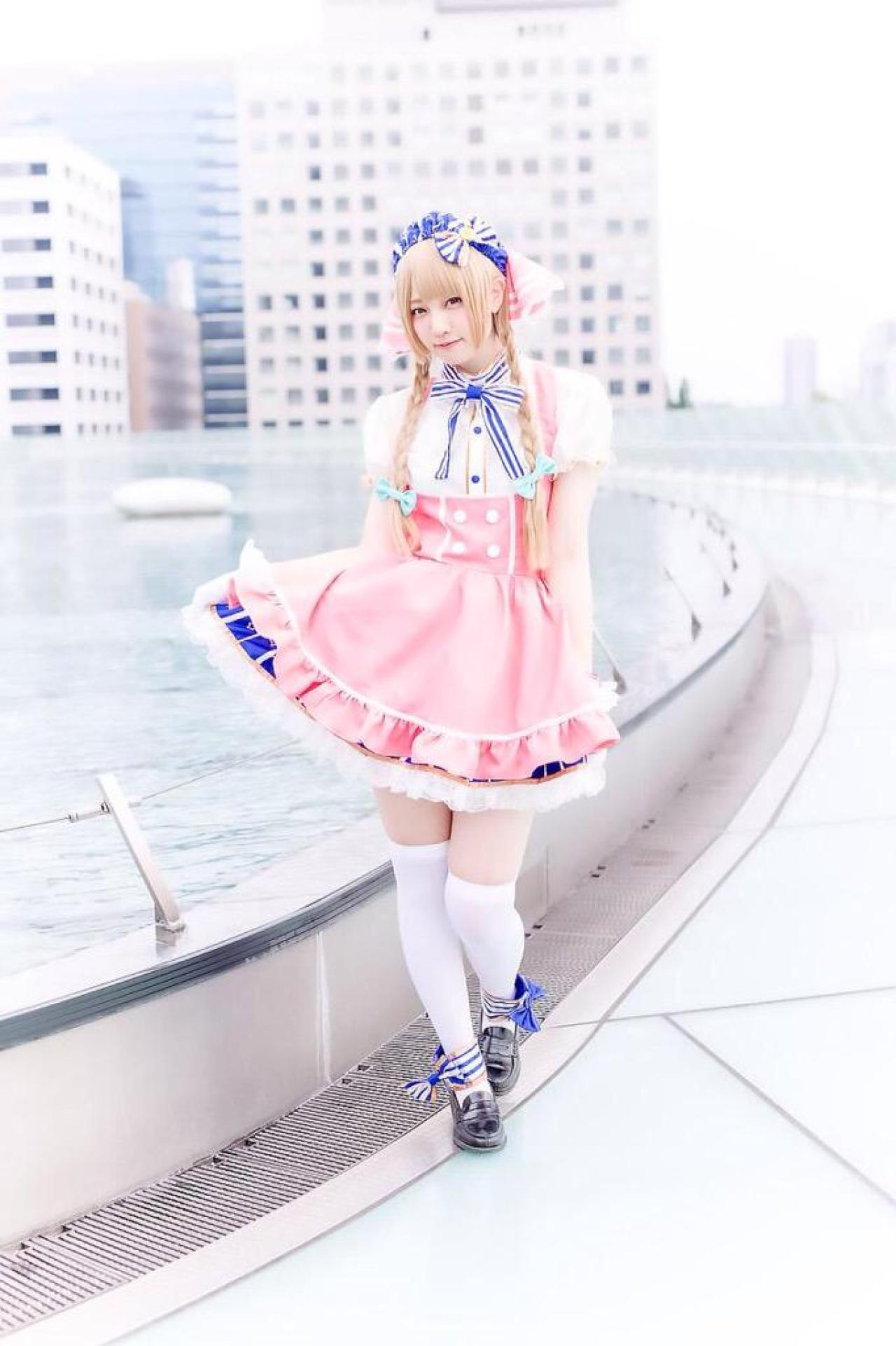 玖音さん扮南小鸟双手拉起裙摆站在水池旁