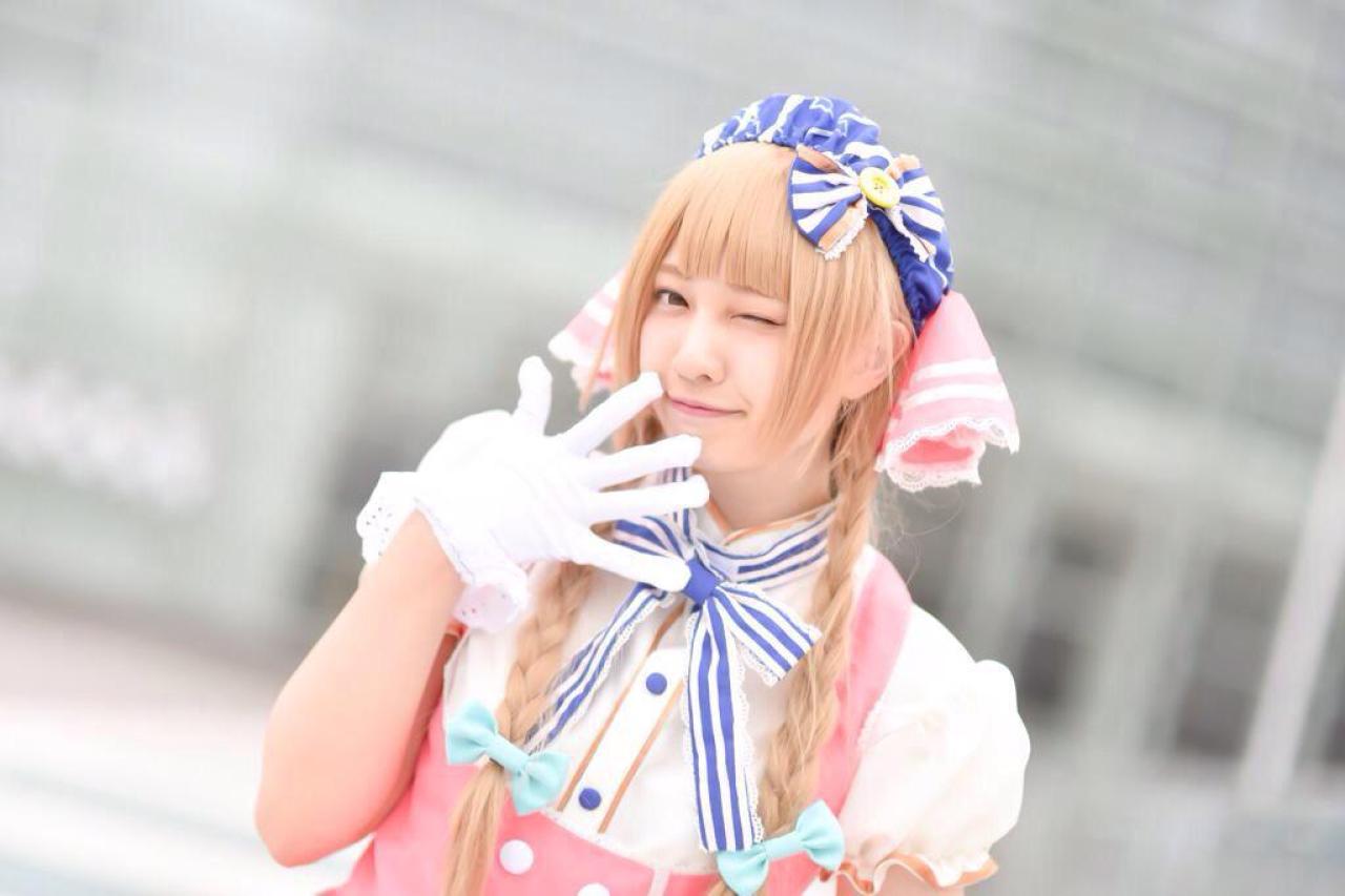 玖音さん扮南小鸟右手五指张开，眨眼卖萌