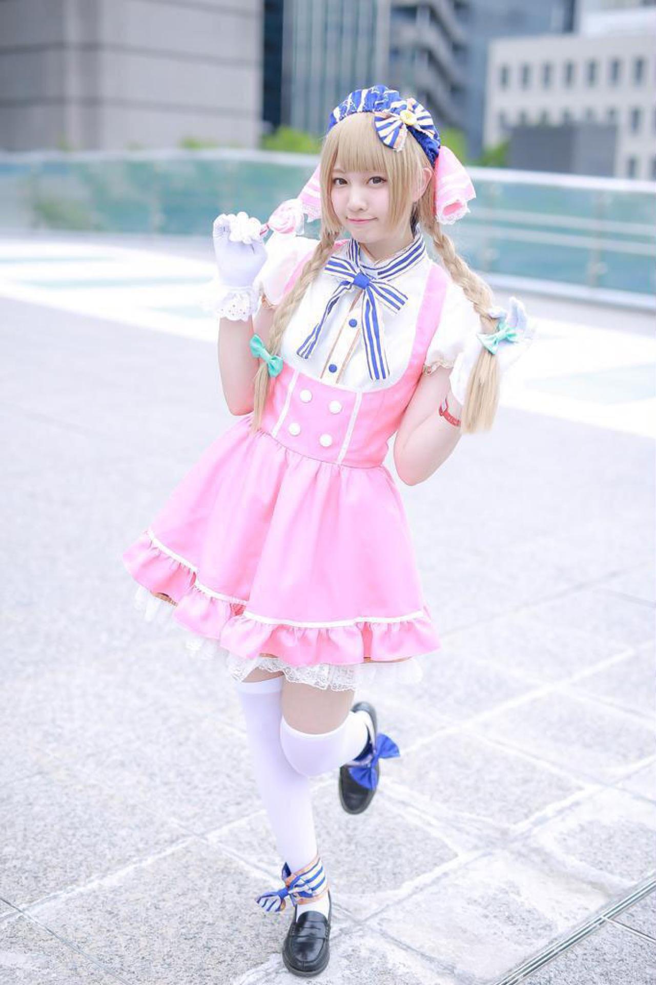 玖音さん扮南小鸟右手拿着棒棒糖，左手拉起麻花辫，抬起左腿 站姿