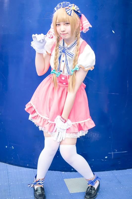 玖音さん扮南小鸟右手拿着棒棒糖，前倾身子 站姿