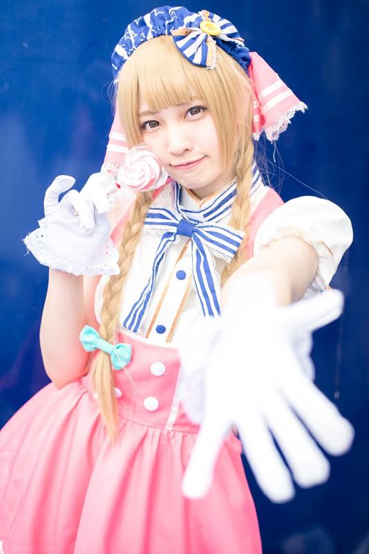 玖音さん扮南小鸟右手拿着棒棒糖，伸出左手站姿