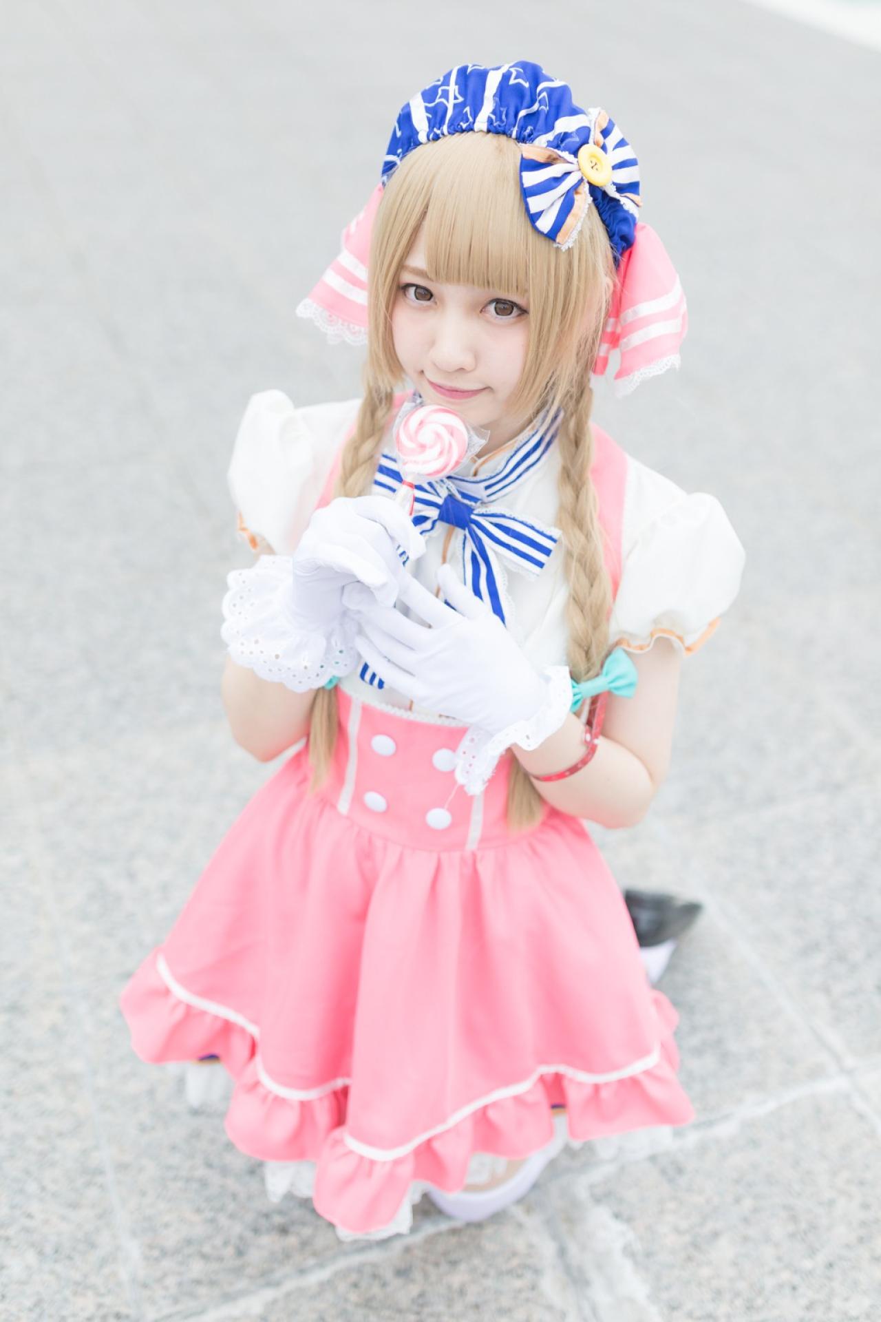 玖音さん扮南小鸟右手握着棒棒糖 跪姿 3/4侧面